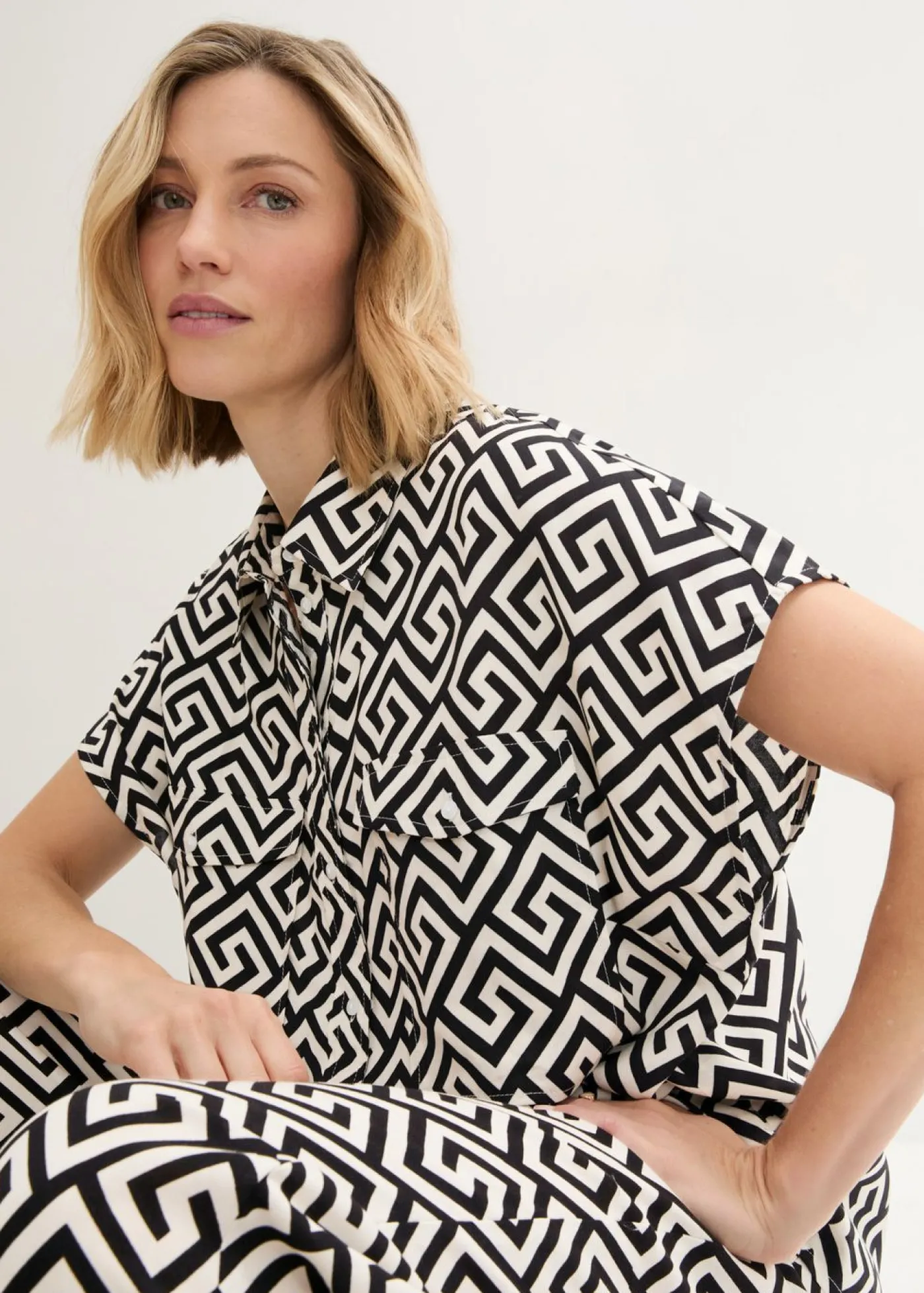 bonprix bonprix Blusa de viscosa fluida negro-crudo Discount