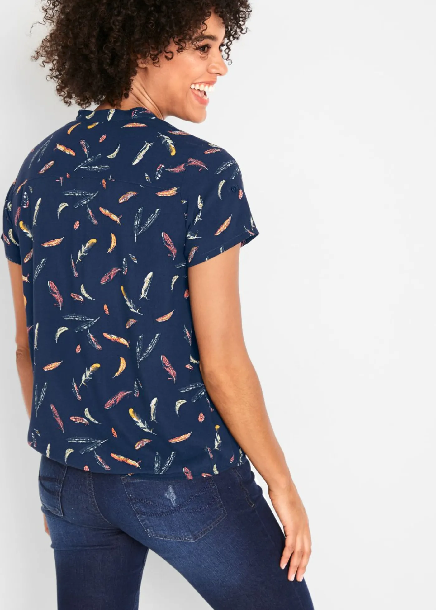 bonprix bonprix Blusa de viscosa fluida con manga corta Azul marino estampado Hot
