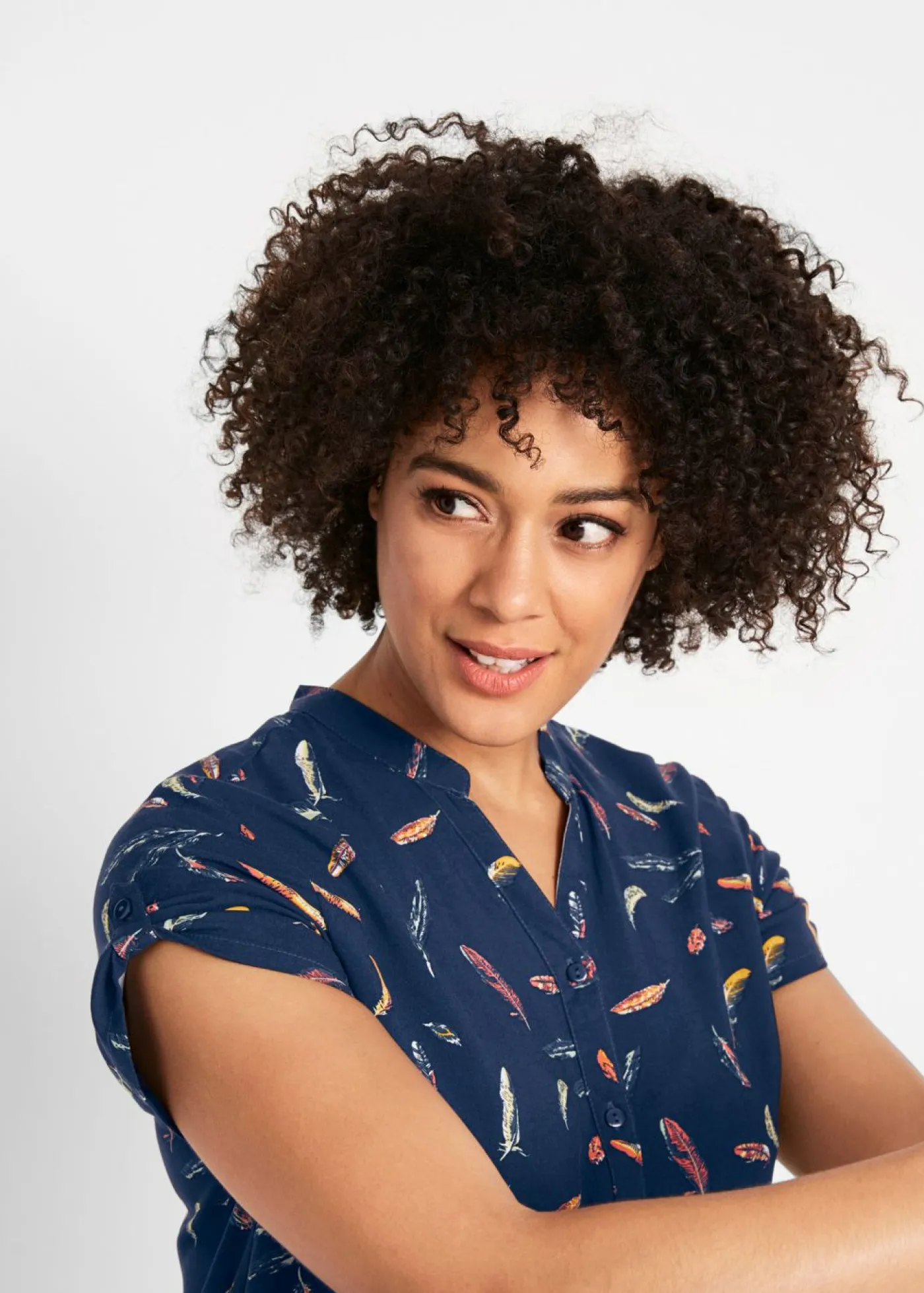 bonprix bonprix Blusa de viscosa fluida con manga corta Azul marino estampado Hot
