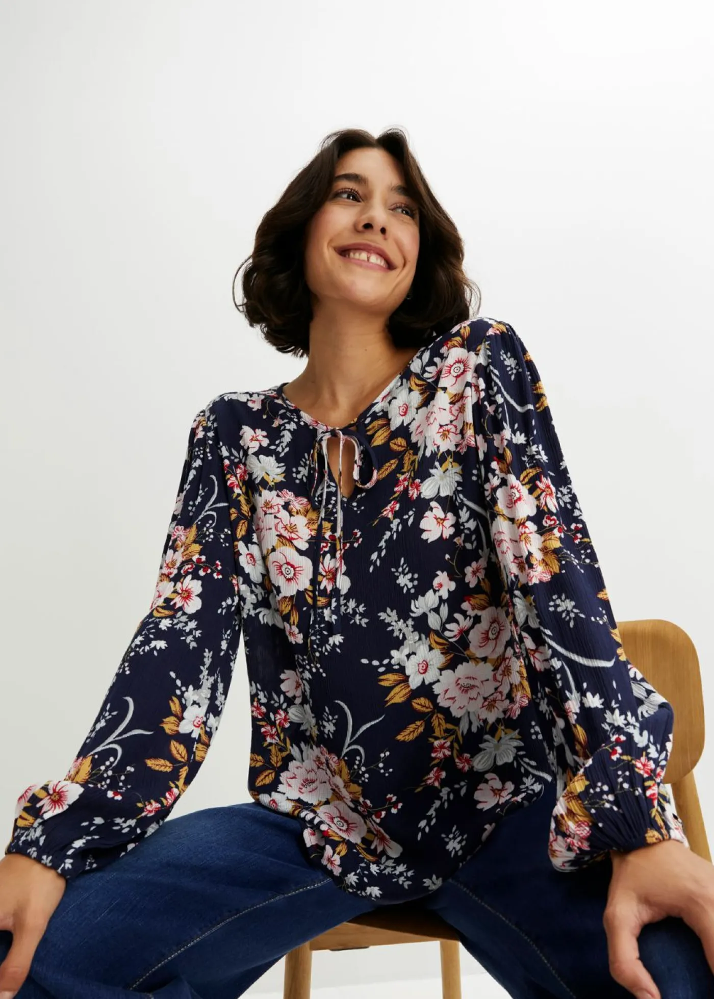 bonprix bonprix Blusa de viscosa pura Azul marino Hot