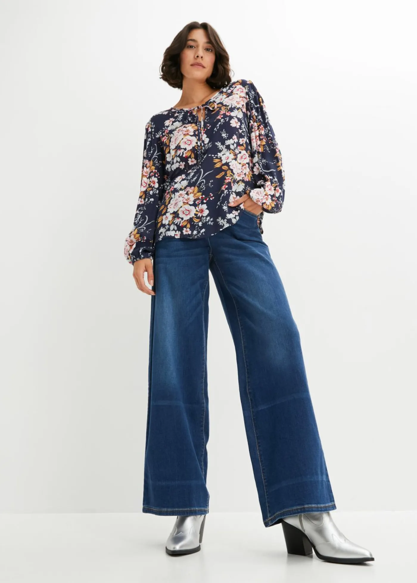 bonprix bonprix Blusa de viscosa pura Azul marino Hot