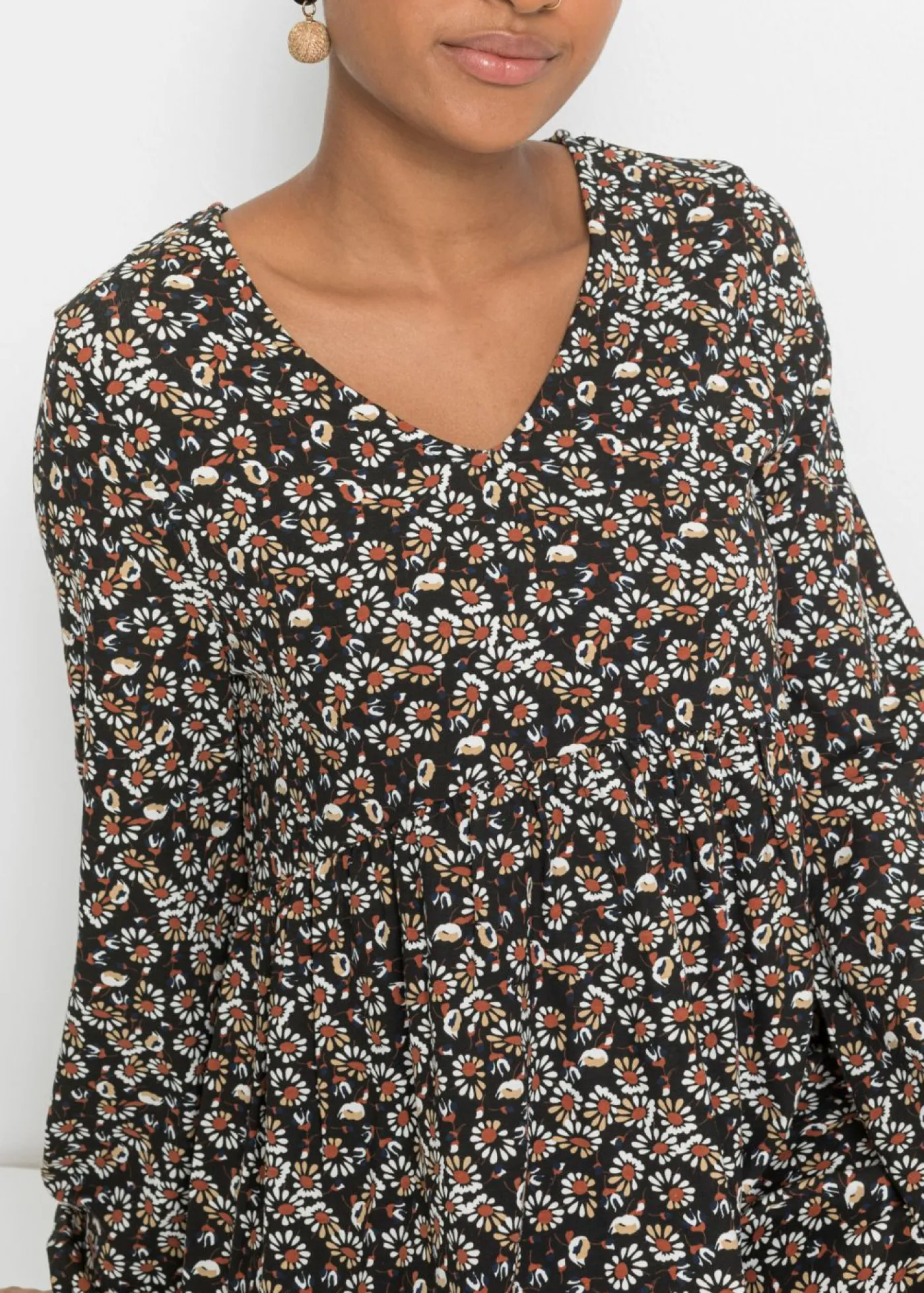 bonprix bonprix Blusa de viscosa sostenible negro/óxido/azul marino/blanco lana de flores Clearance
