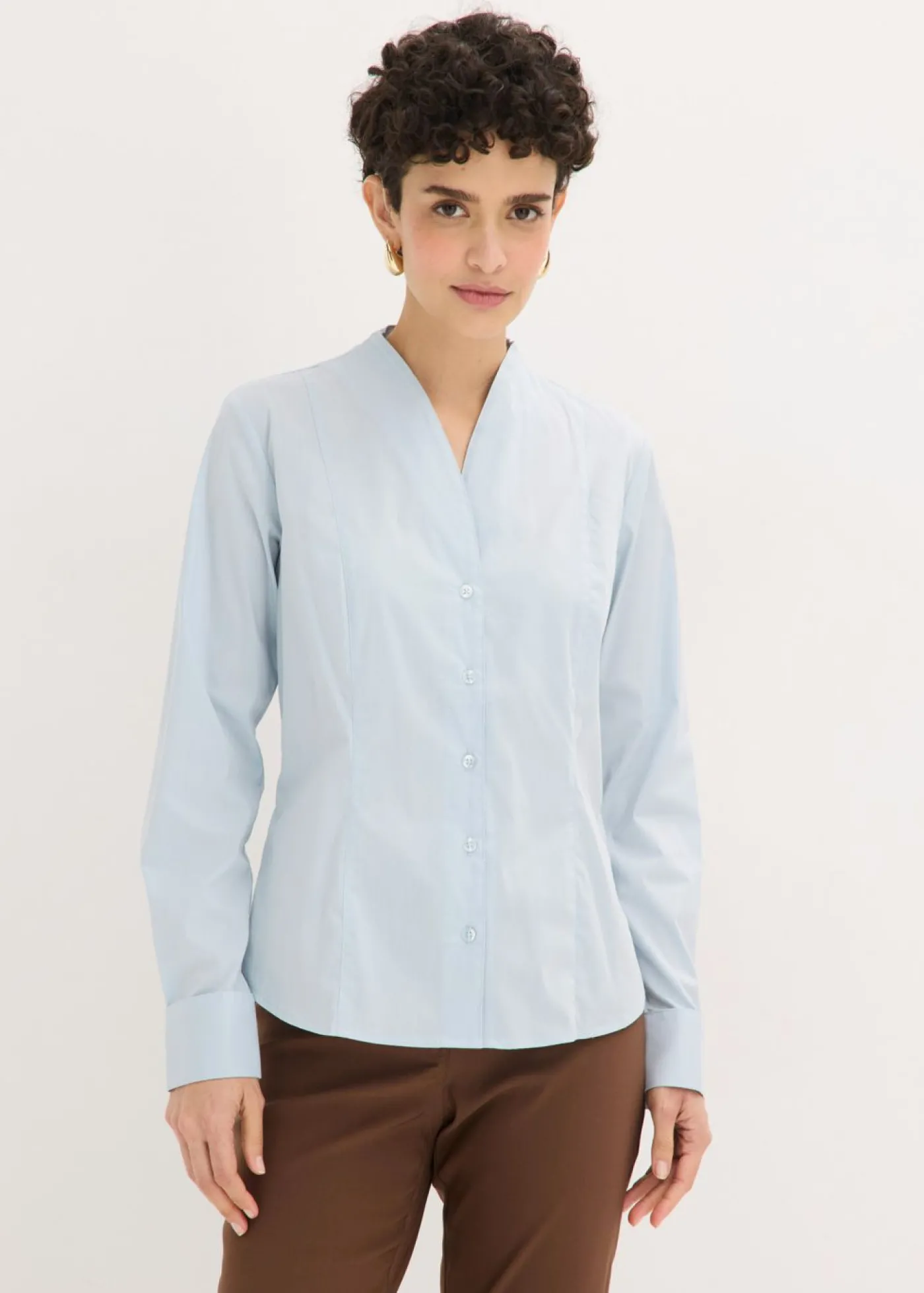 bonprix bonprix Blusa elástica de popelín con cuello chimenea y ligera transparencia azul pálido Best