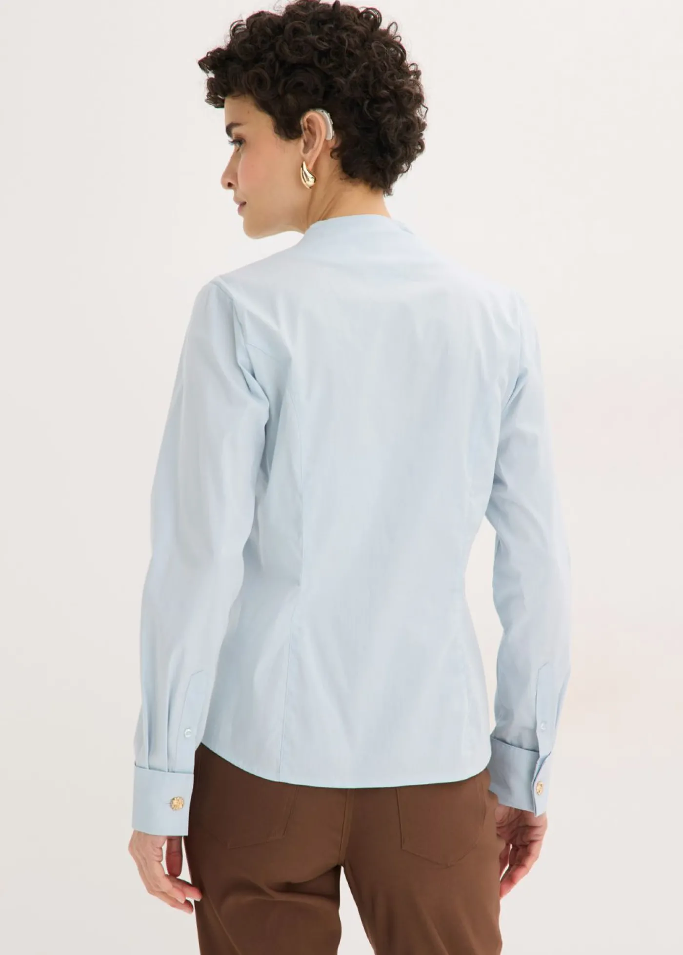 bonprix bonprix Blusa elástica de popelín con cuello chimenea y ligera transparencia azul pálido Best