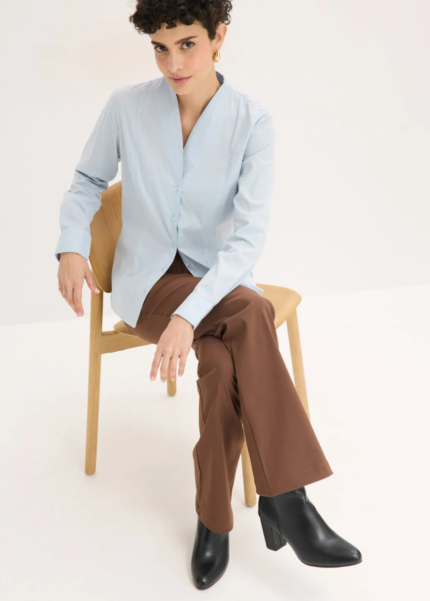 bonprix bonprix Blusa elástica de popelín con cuello chimenea y ligera transparencia azul pálido Best