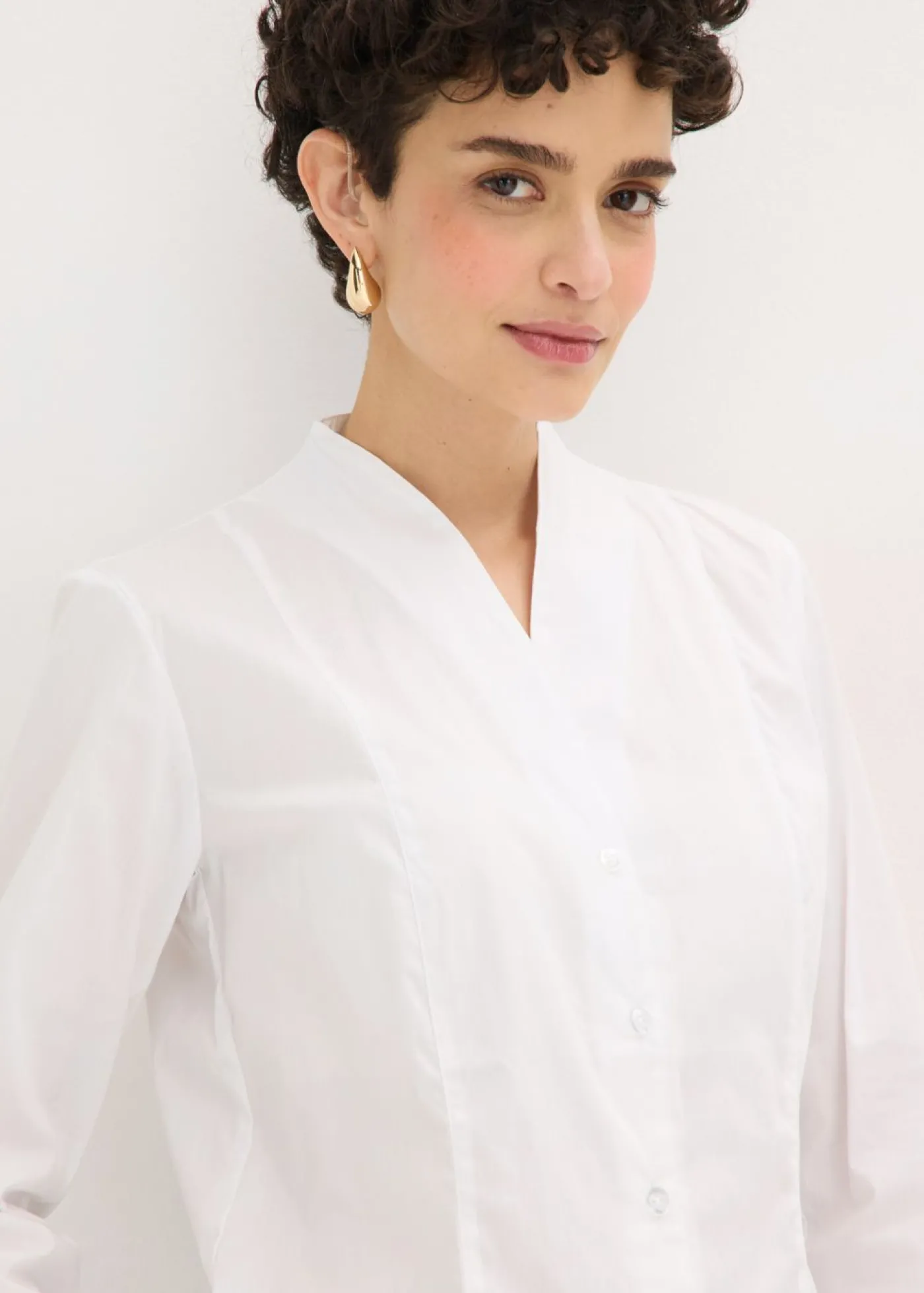 bonprix bonprix Blusa elástica de popelín con cuello chimenea y ligera transparencia Blanco Clearance