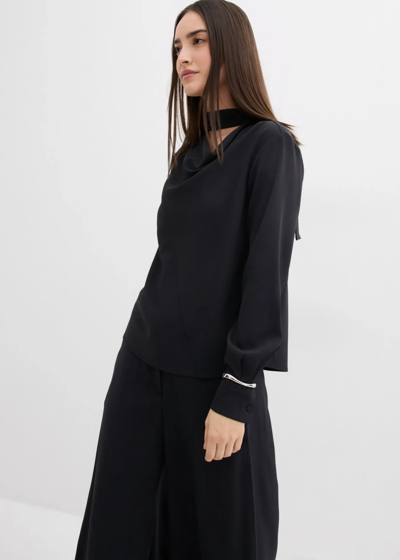 bonprix bonprix Blusa ligeramente brillante Negro Discount