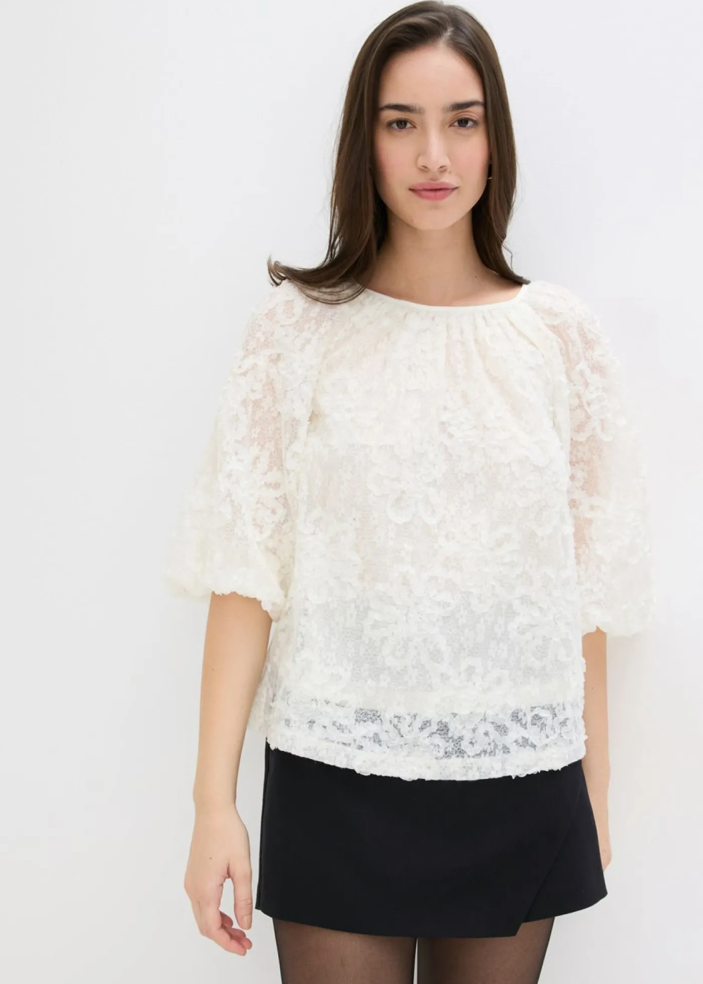 bonprix bonprix Blusa sin cierre con estampado floral texturizado Crema Online