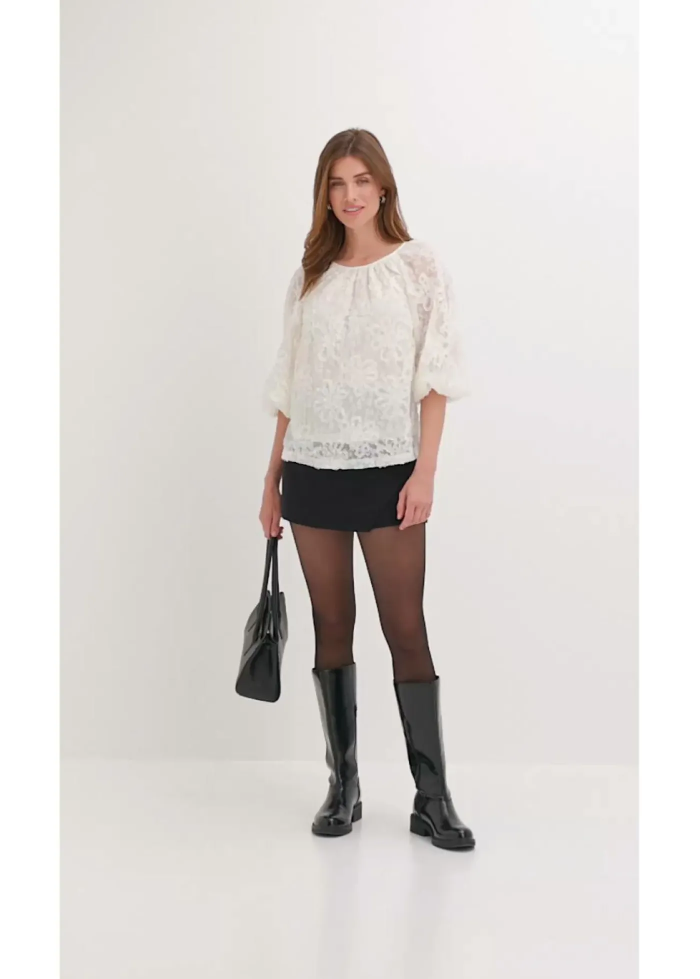 bonprix bonprix Blusa sin cierre con estampado floral texturizado Crema Online