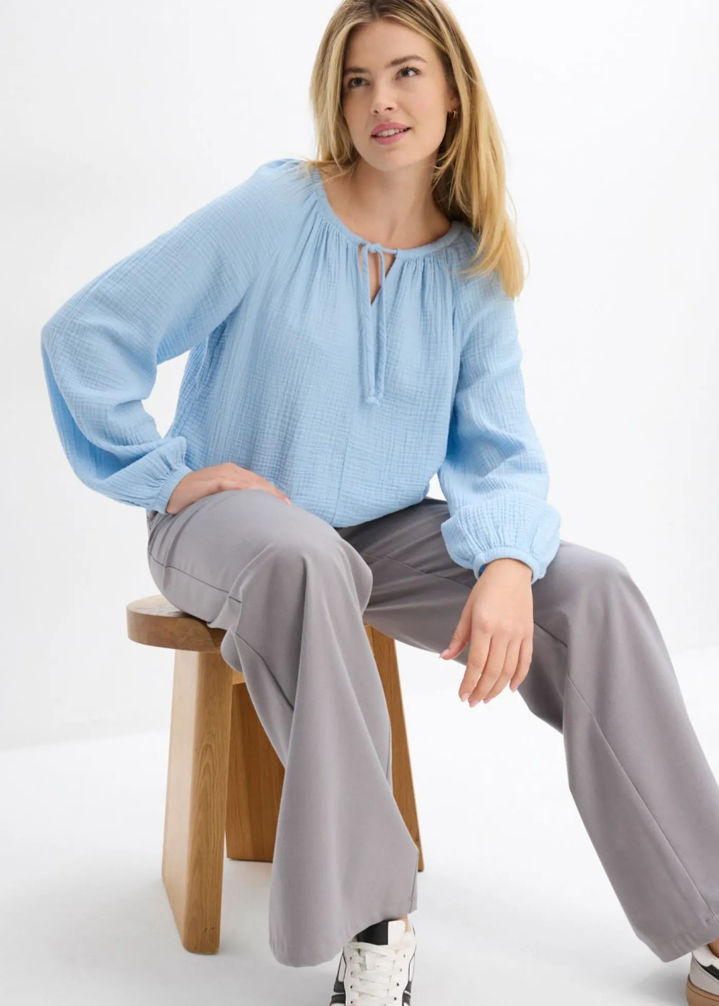 bonprix bonprix Blusa sin cierre de muselina ligera Azul claro Hot