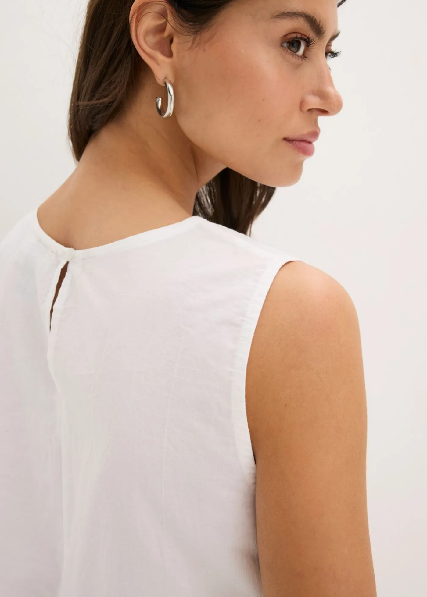 bonprix bonprix Blusa sin mangas con abertura y bordado calado Blanco Best
