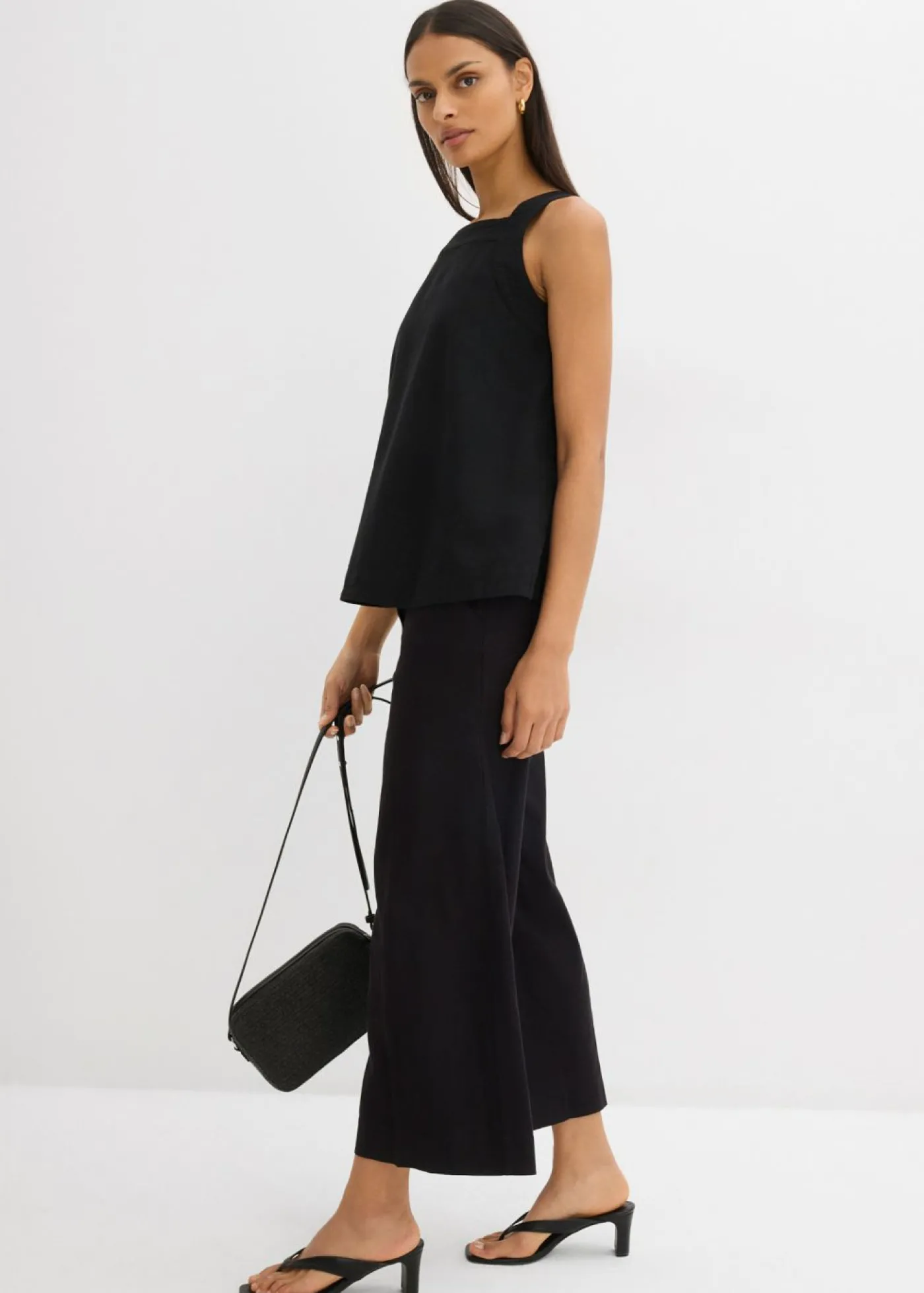 bonprix bonprix Blusa sin mangas de mezcla de viscosa con detalle de lazo en la parte trasera Negro Discount