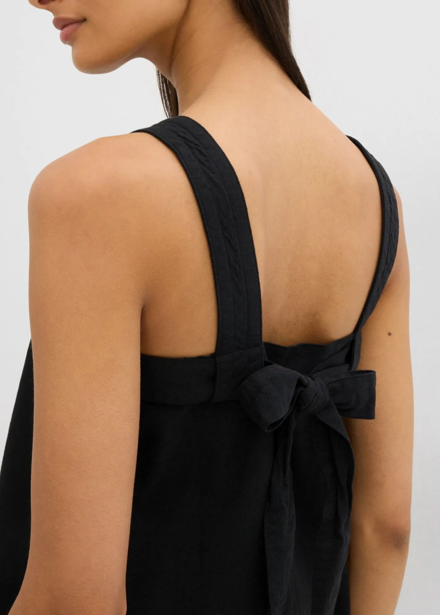 bonprix bonprix Blusa sin mangas de mezcla de viscosa con detalle de lazo en la parte trasera Negro Discount