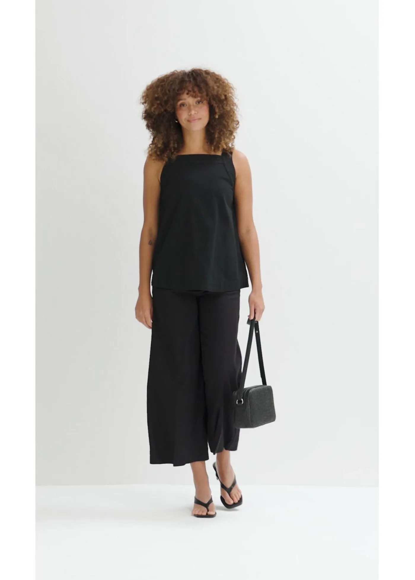 bonprix bonprix Blusa sin mangas de mezcla de viscosa con detalle de lazo en la parte trasera Negro Discount