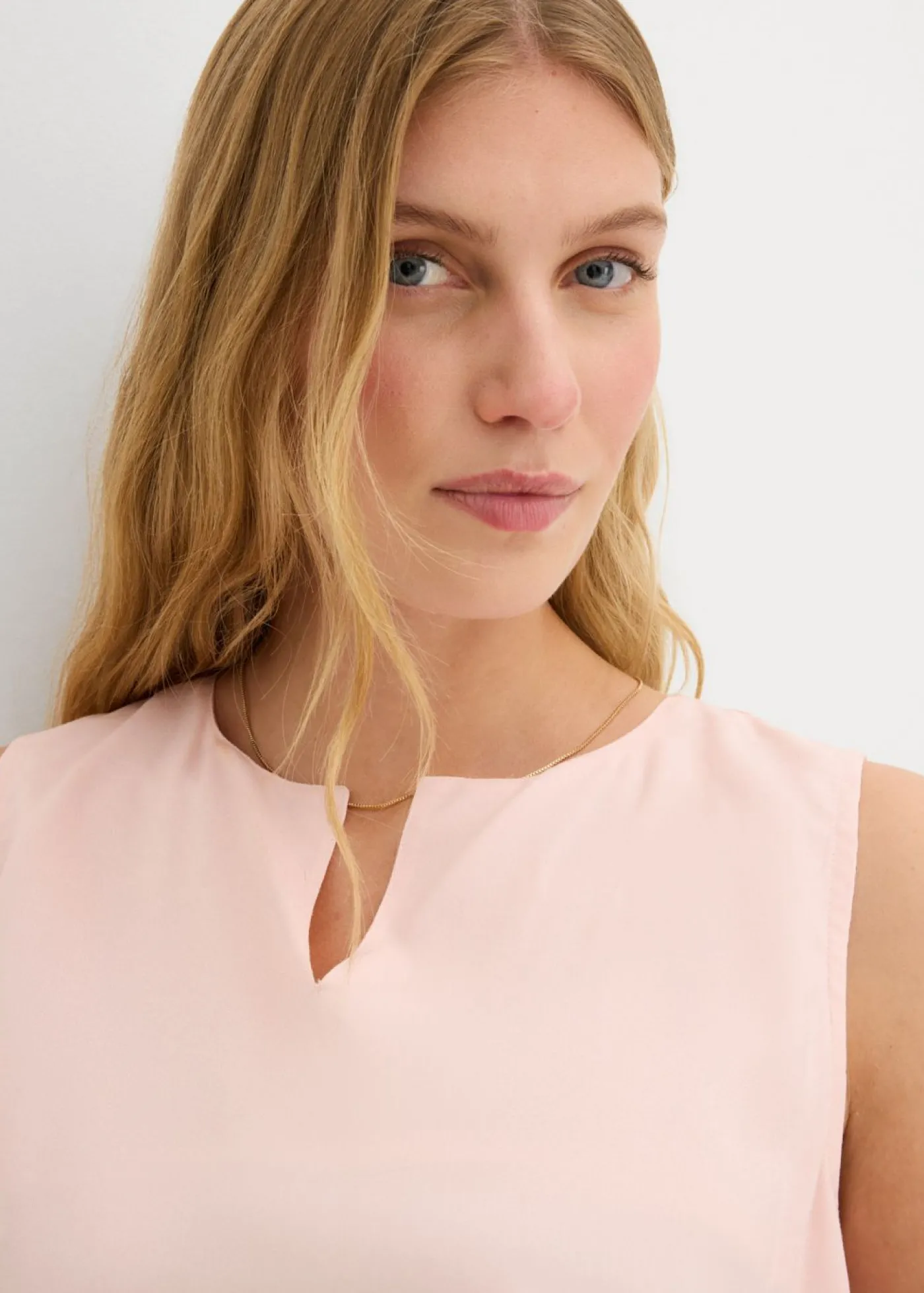 bonprix bonprix Blusa sin mangas de viscosa suave rosa pálido Hot