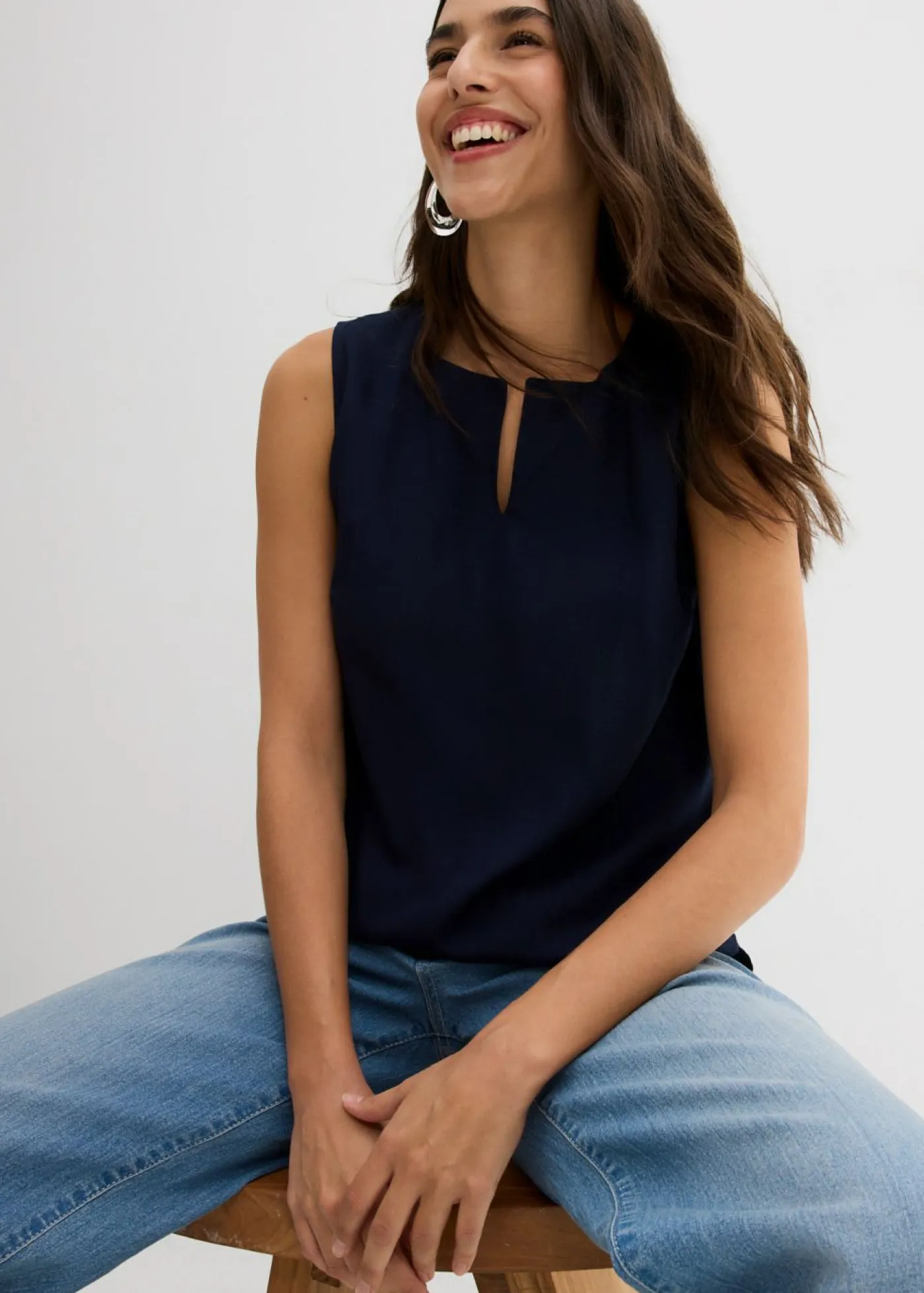 bonprix bonprix Blusa sin mangas de viscosa suave Azul marino Hot