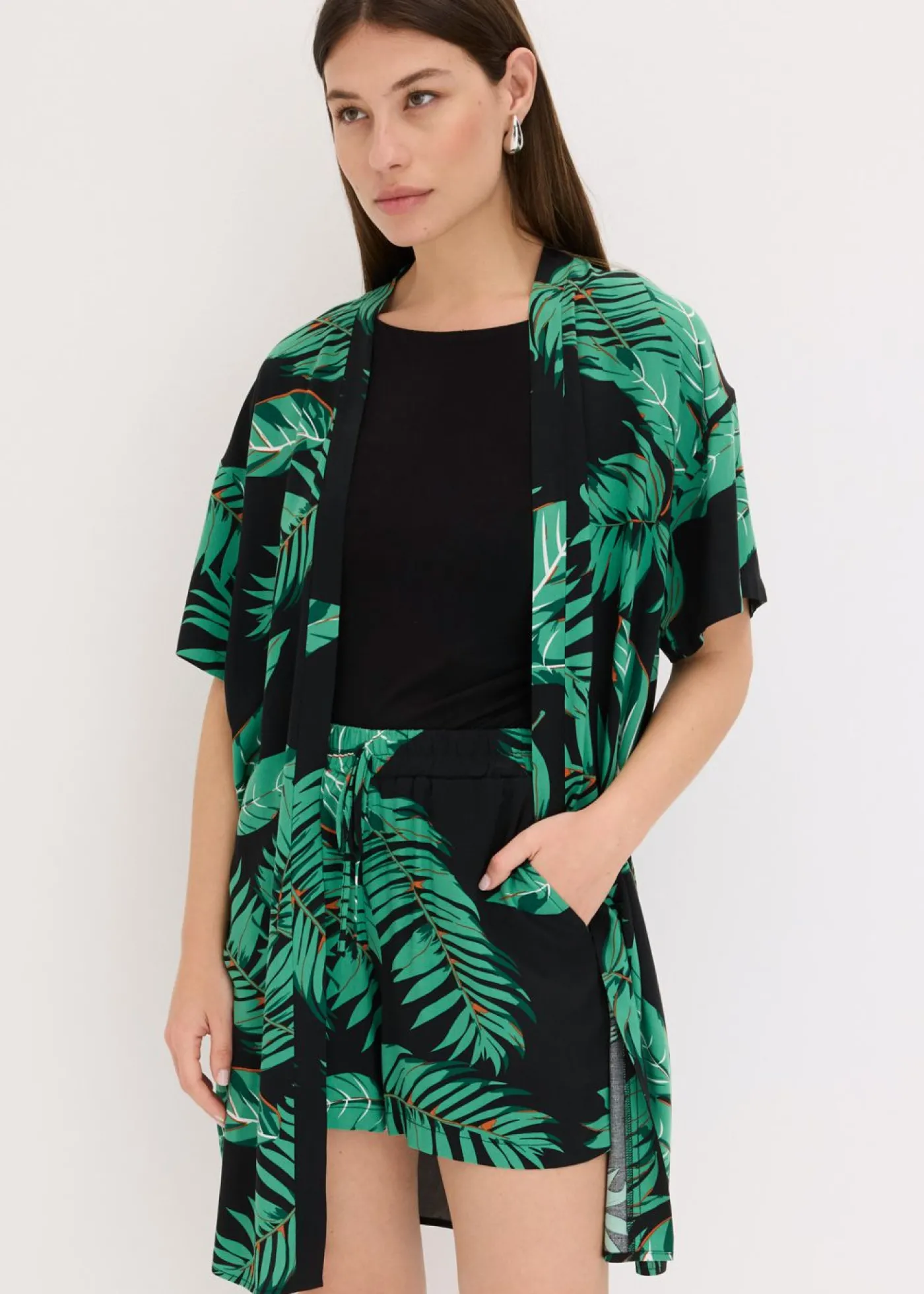 bonprix bonprix Blusa tipo kimono de viscosa fluida Negro Clearance