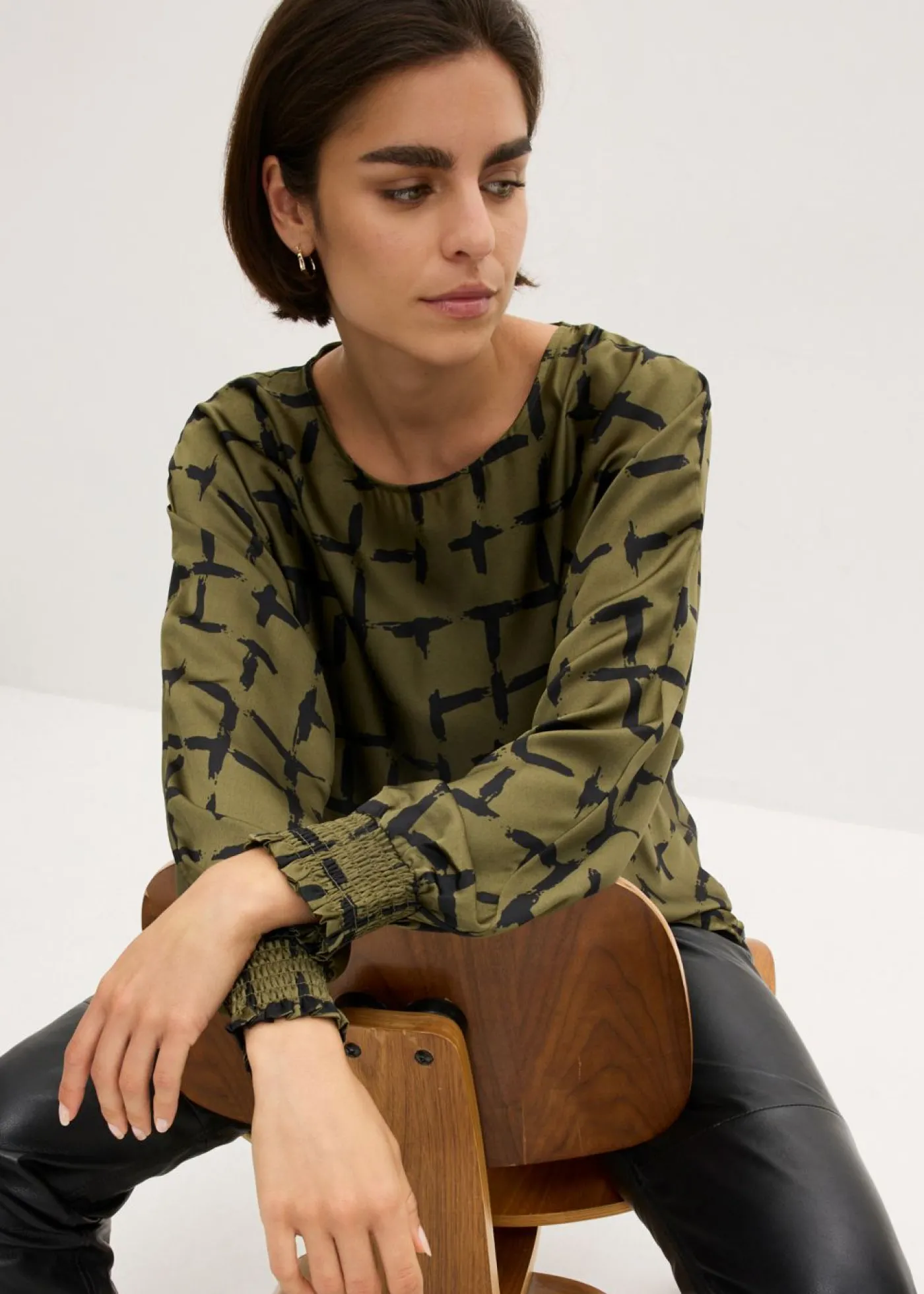 bonprix bonprix Blusa tipo túnica con mangas de murciélago Verde oliva oscuro-negro Discount