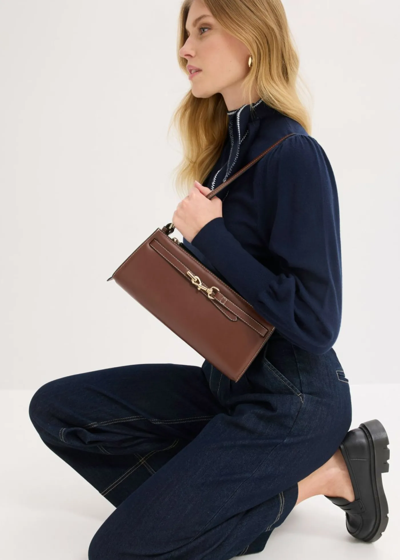 bonprix bonprix Bolso de estilo bandolera con detalle de hebilla Capuchino Hot