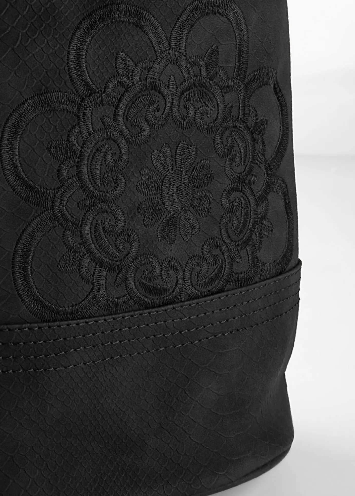 bonprix bonprix Bolso de mano con bordado Negro Online