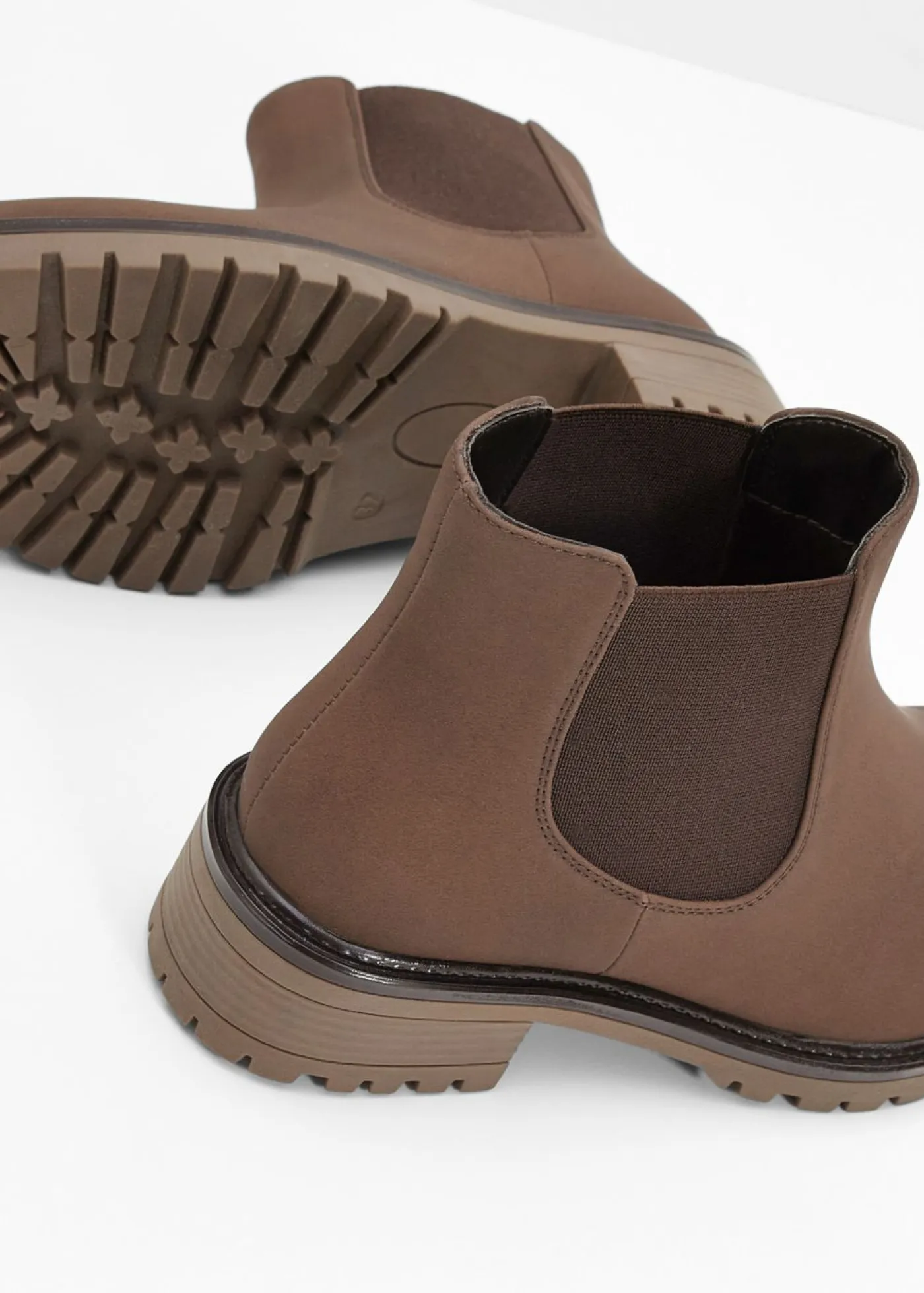 bonprix bonprix Botas Chelsea en suela perfilada Marrón oscuro Sale