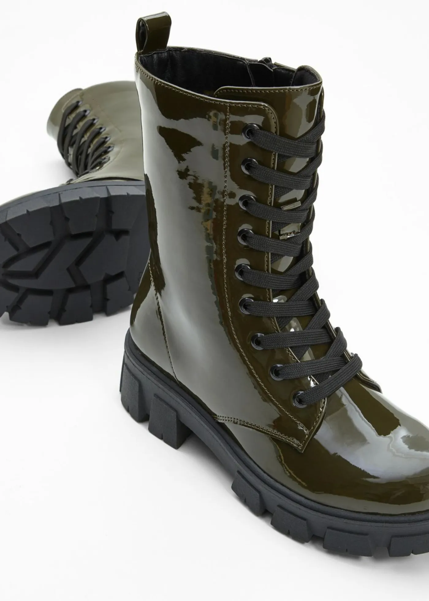 bonprix bonprix Botas con cordones y aspecto lacado Verde oliva oscuro Outlet