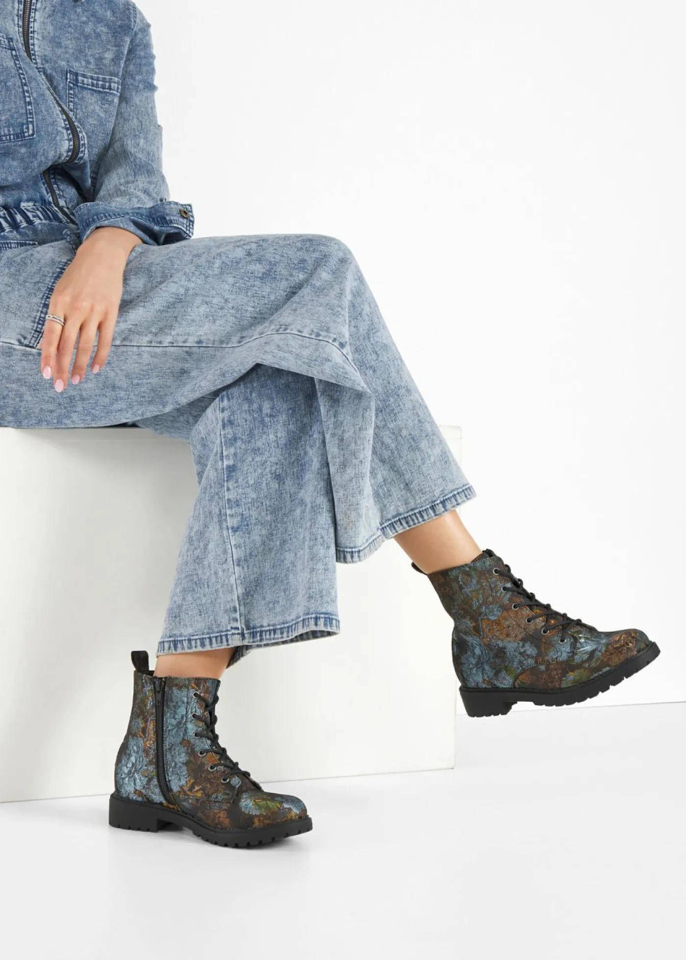 bonprix bonprix Botas con cordones y estampado de flores Verde de flores New