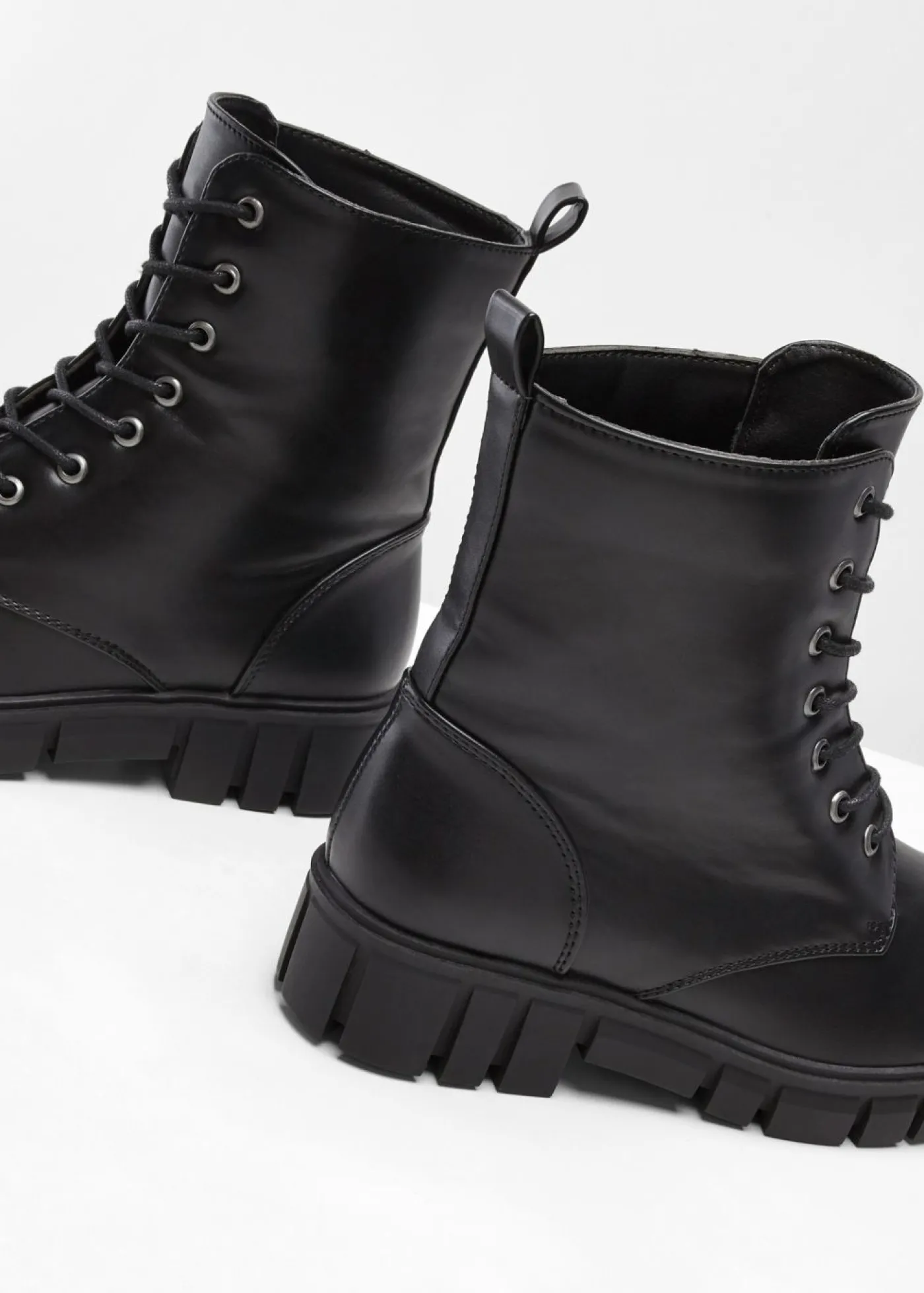 bonprix bonprix Botas con cordones y suela perfilada Negro Outlet