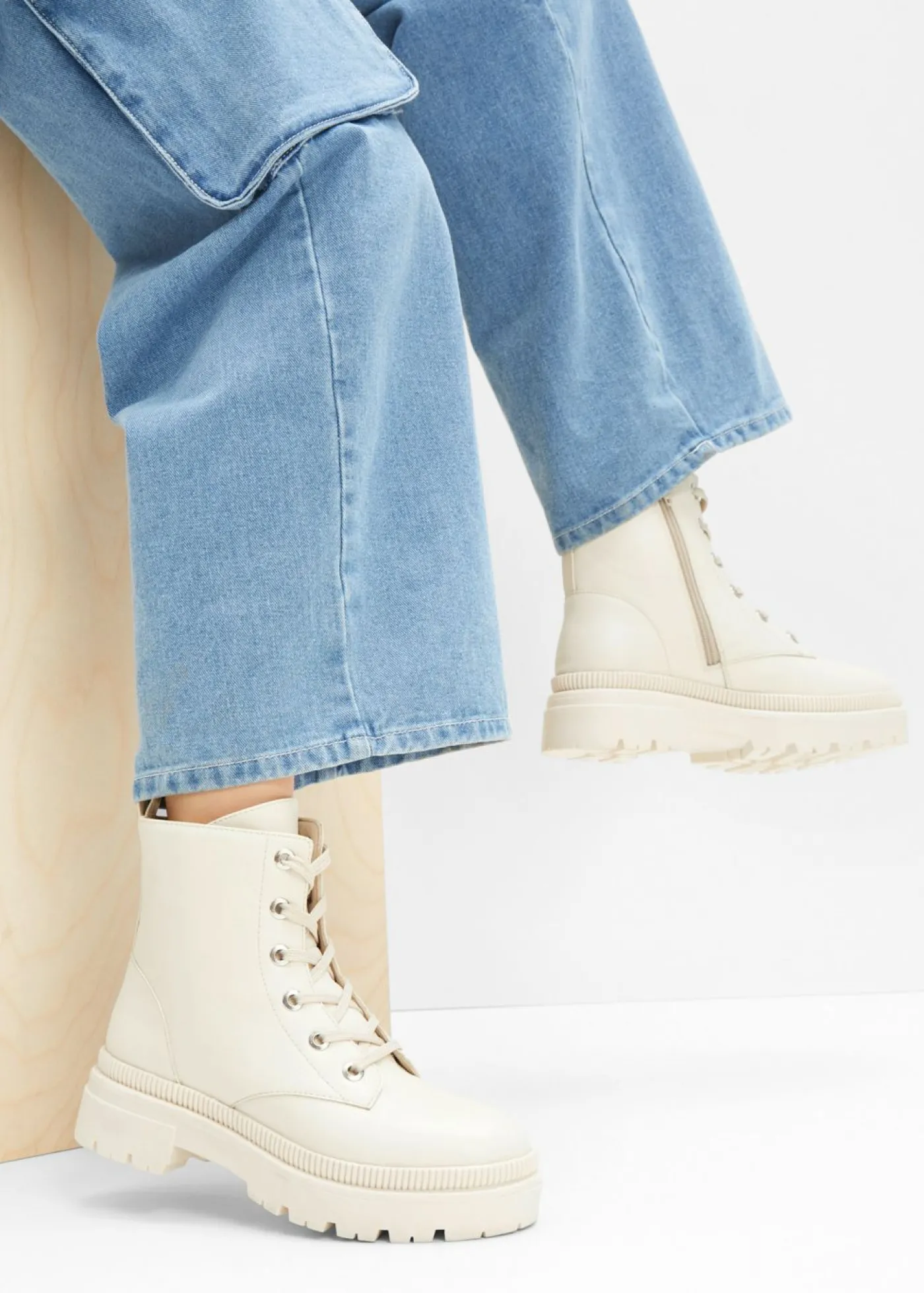 bonprix bonprix Botas con cordones y suela perfilada Beige Sale