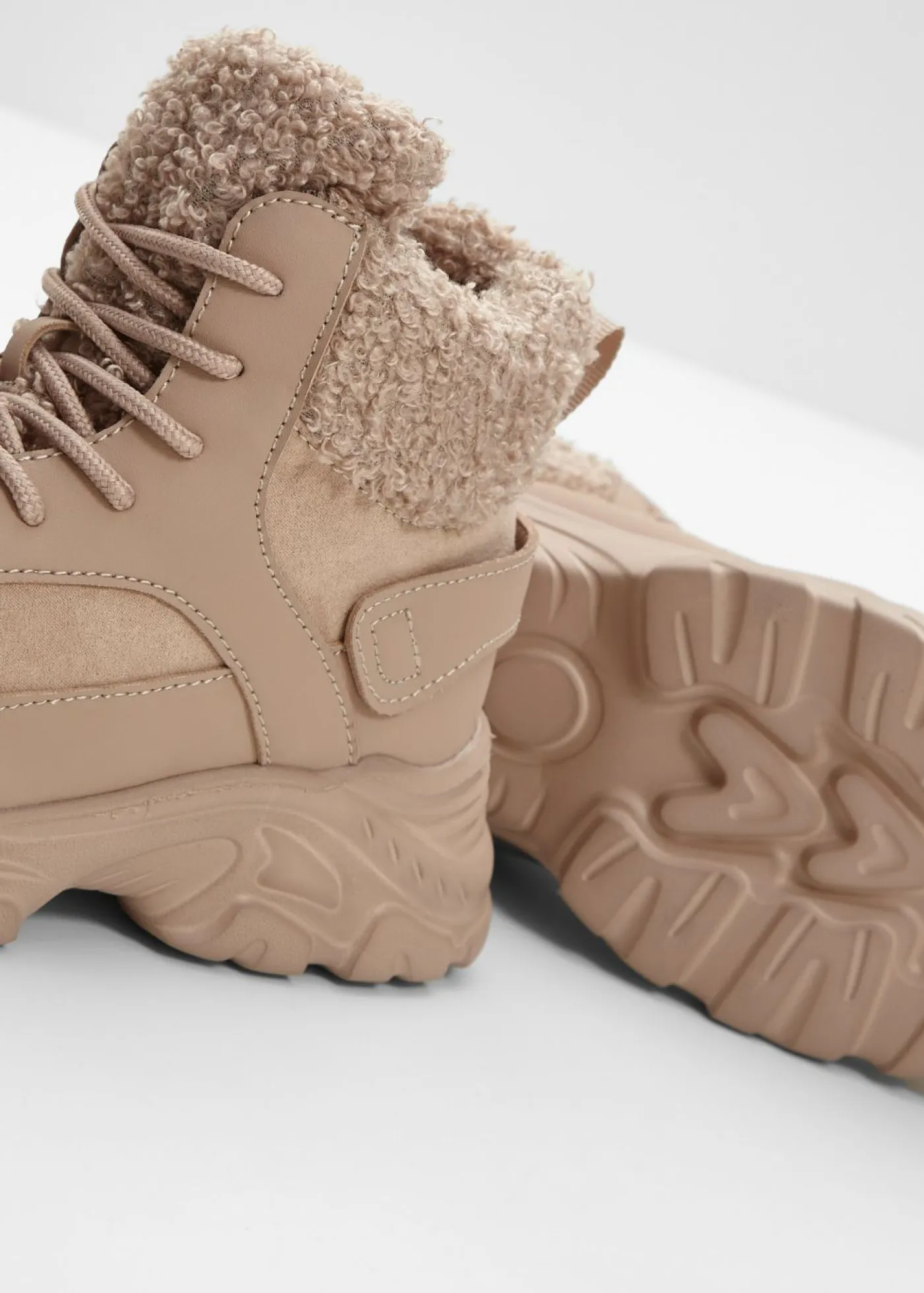 bonprix bonprix Botas forradas con cordones Café con leche Discount
