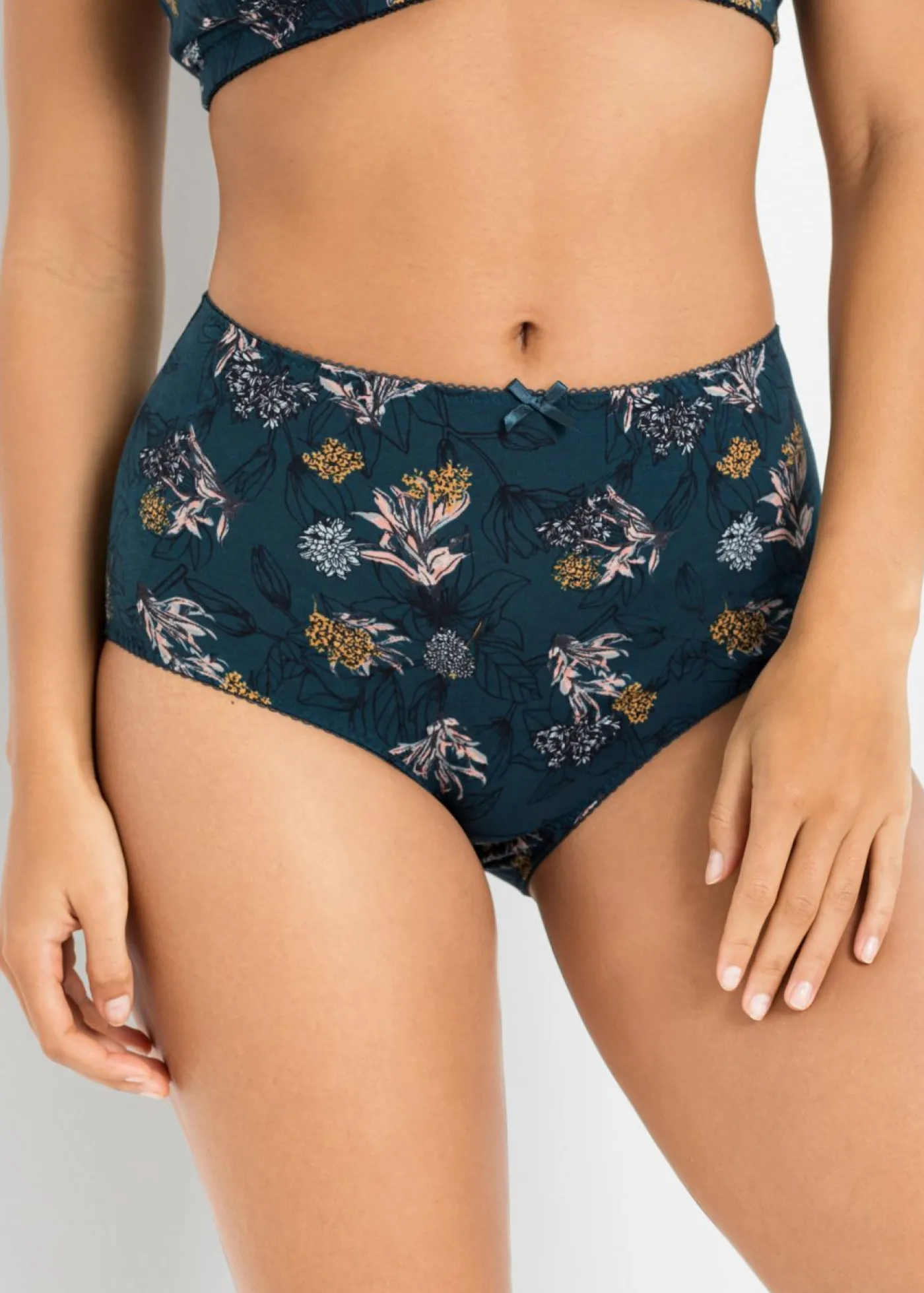 bonprix bonprix Braga de talle alto con algodón orgánico (4 unidades) Azul petróleo de flores + azul petróleo oscuro + azul ahumado Sale