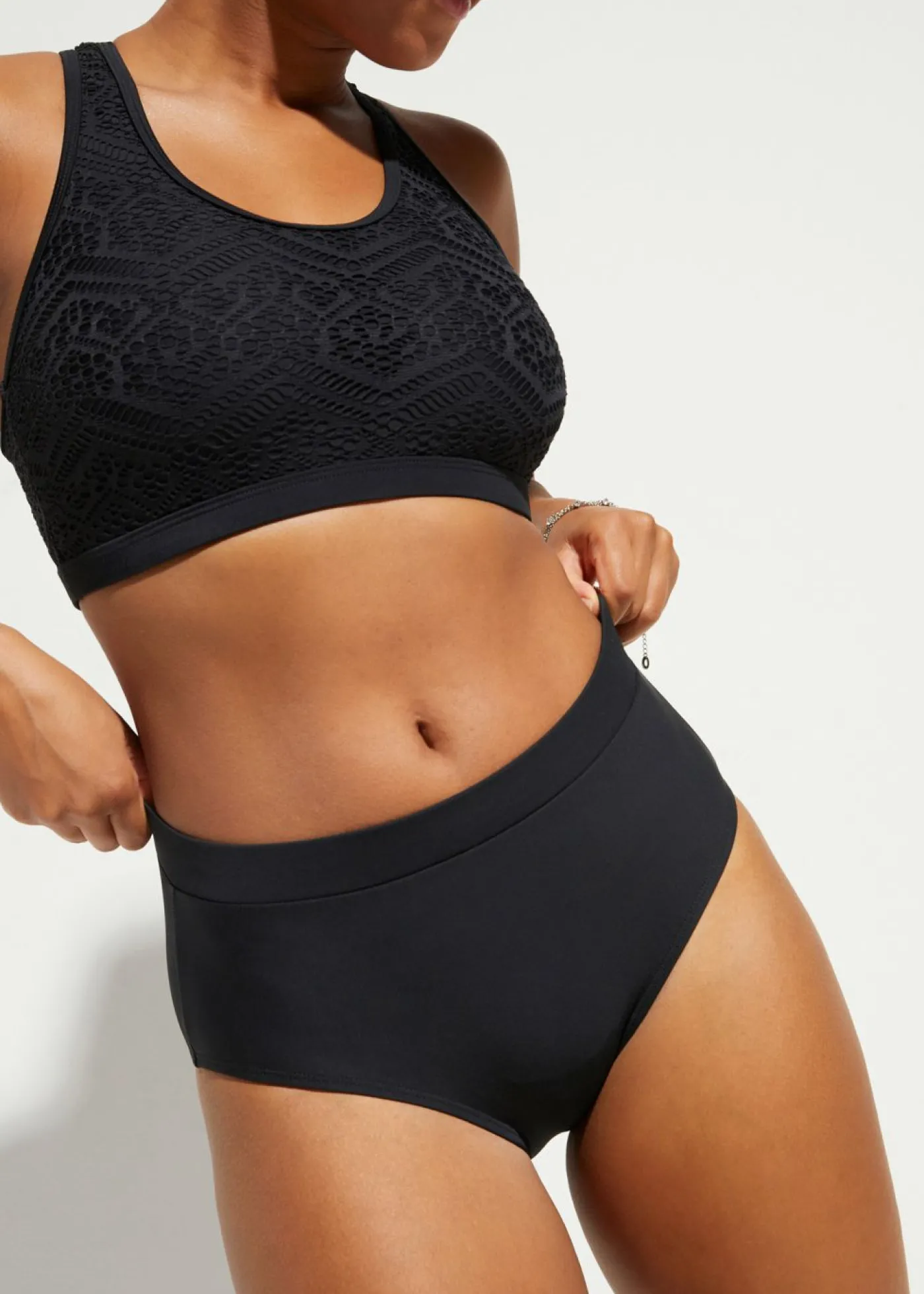 bonprix bonprix Braguita de bikini de tiro alto con ligero efecto moldeador Negro Hot