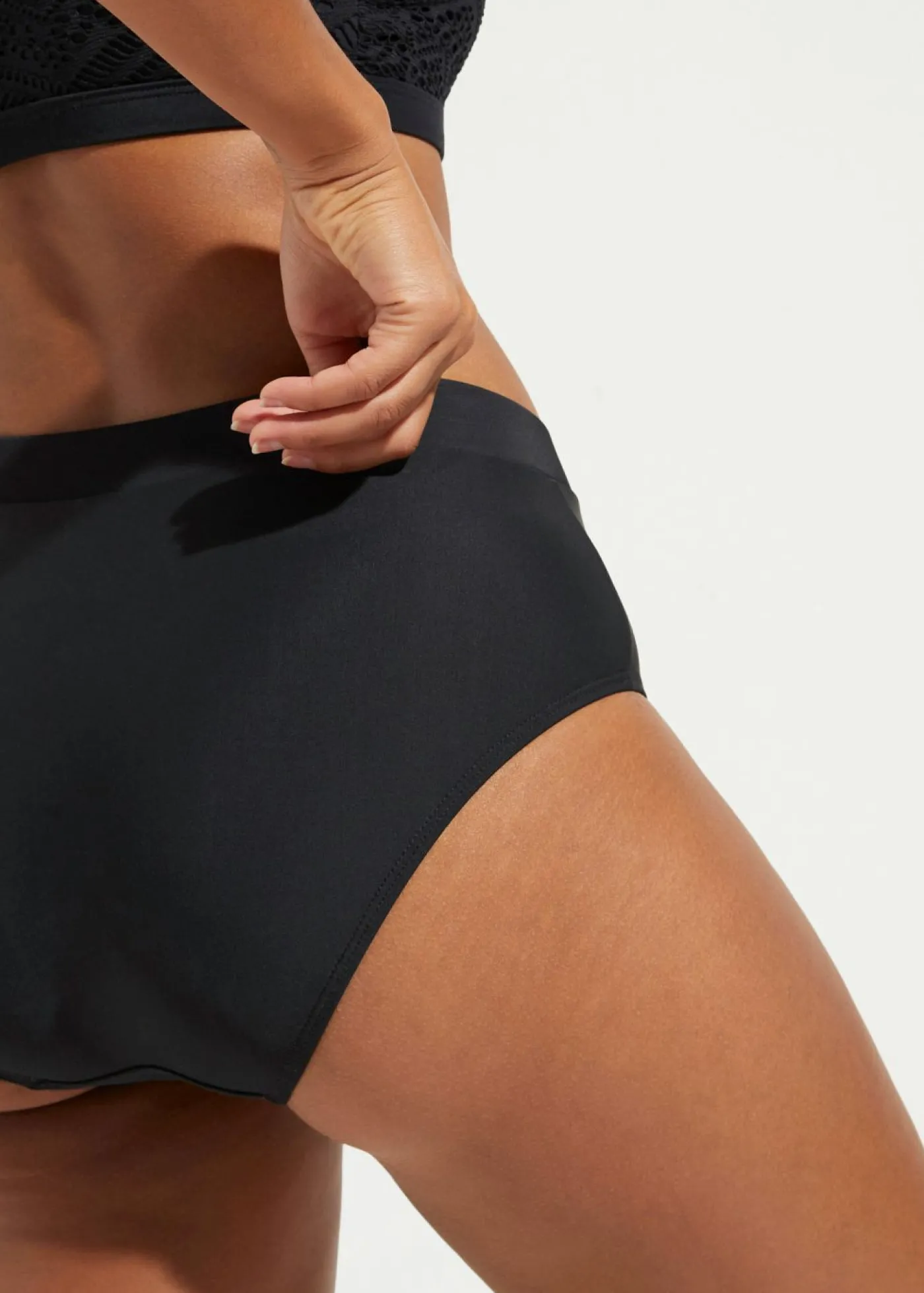 bonprix bonprix Braguita de bikini de tiro alto con ligero efecto moldeador Negro Hot