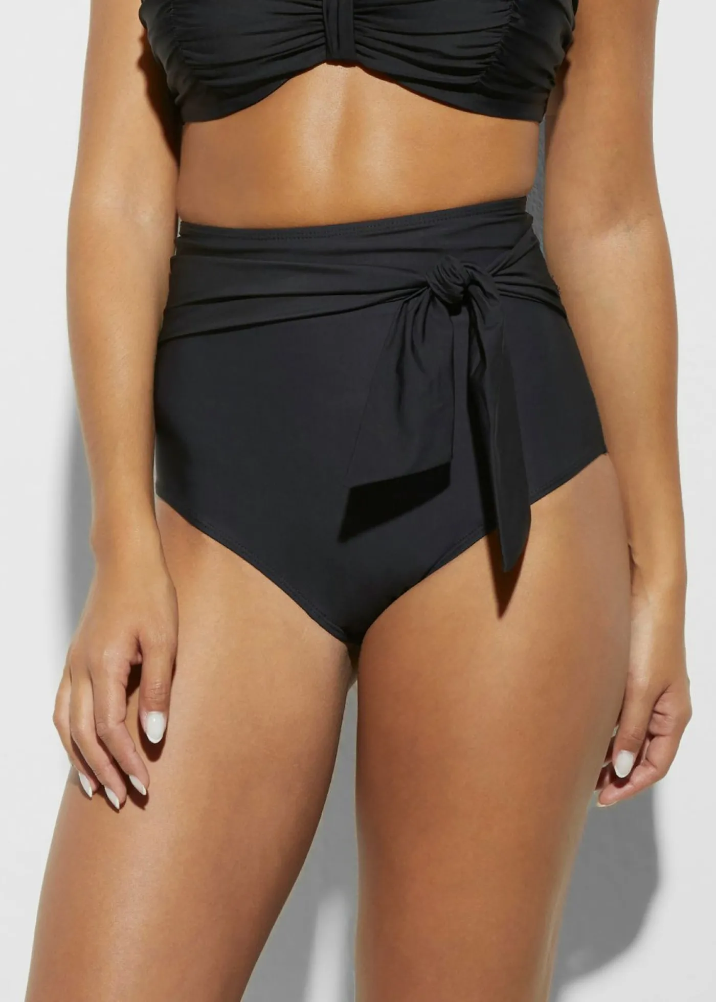 bonprix bonprix Braguita de bikini highwaist con gran efecto moldeador y cordón Negro