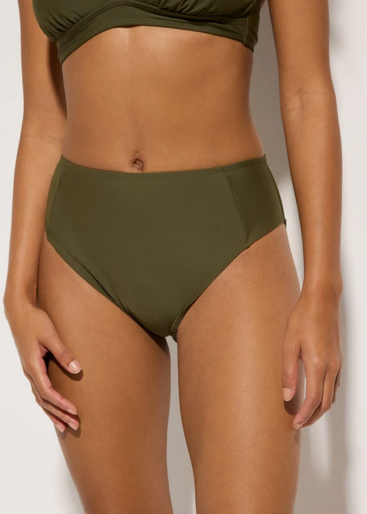 bonprix bonprix Braguita de bikini highwaist con pernera alta Verde oliva oscuro Clearance