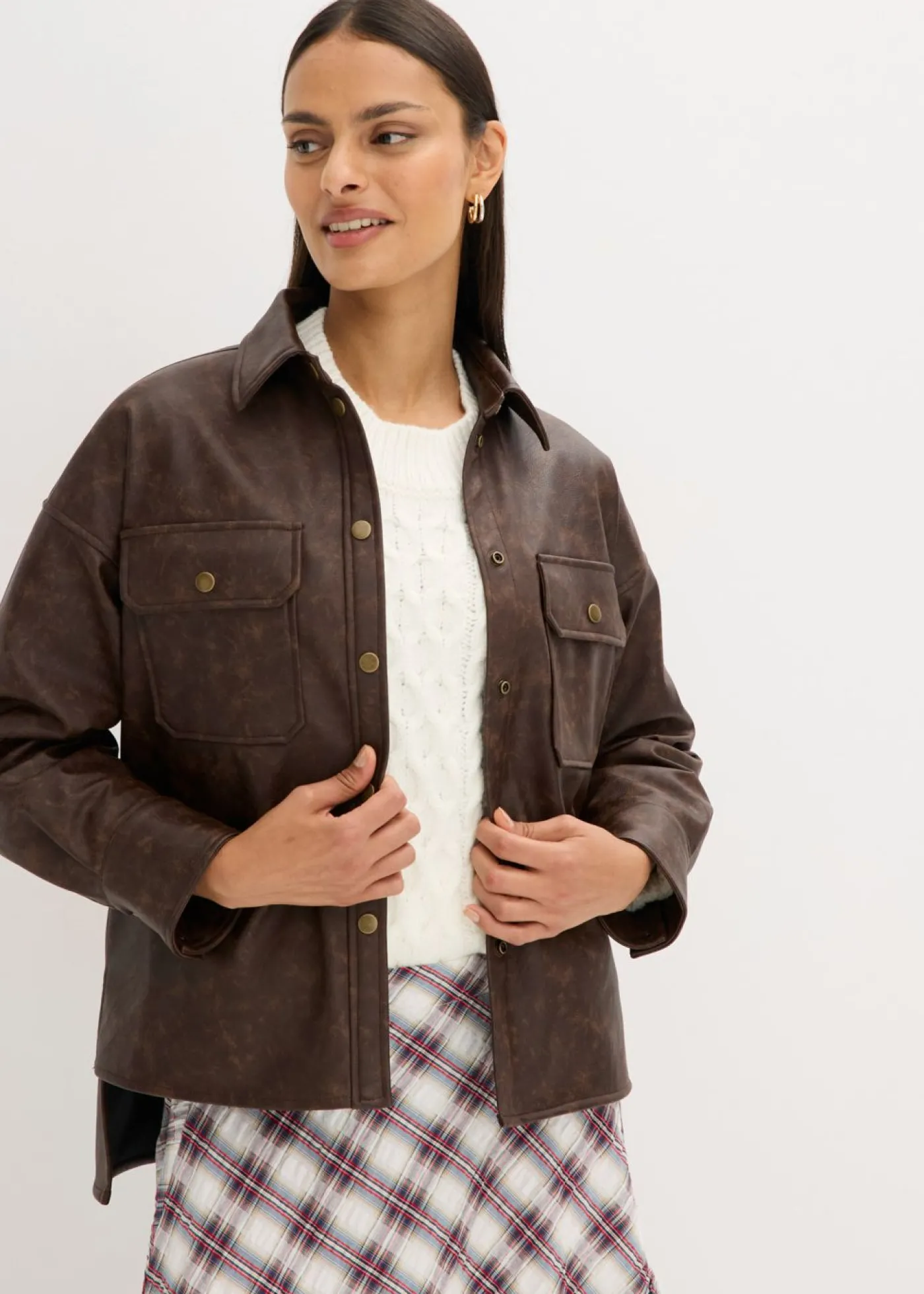 bonprix bonprix Camisa de piel sintética con efecto desgastado Marrón oscuro New
