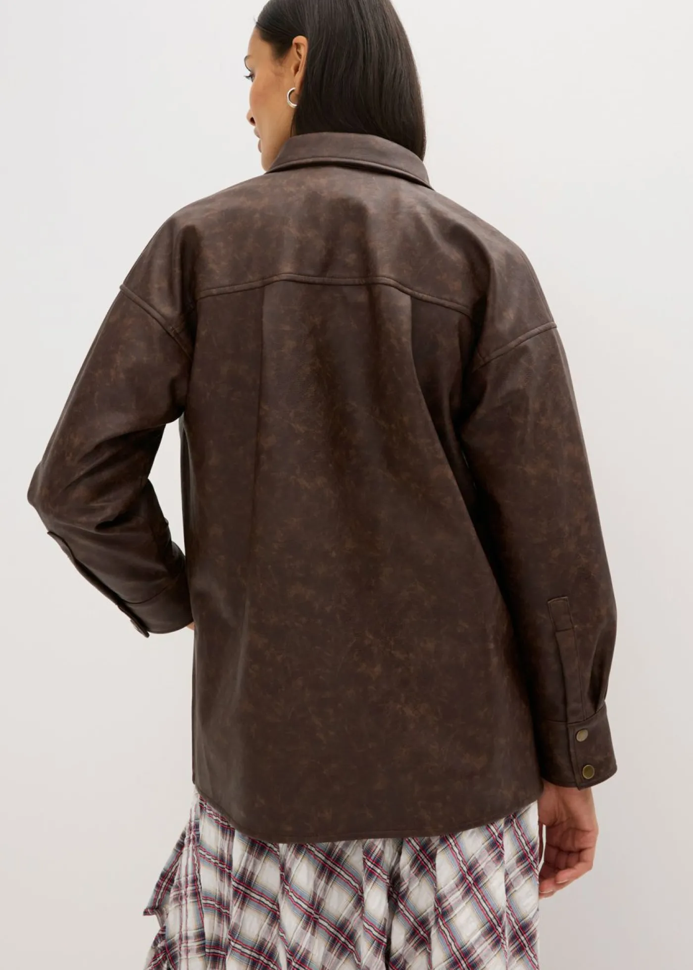 bonprix bonprix Camisa de piel sintética con efecto desgastado Marrón oscuro New