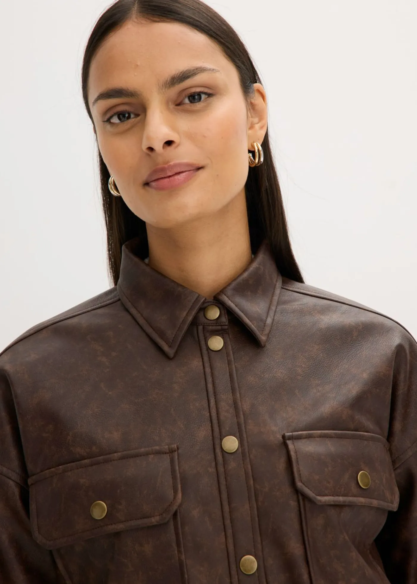 bonprix bonprix Camisa de piel sintética con efecto desgastado Marrón oscuro New