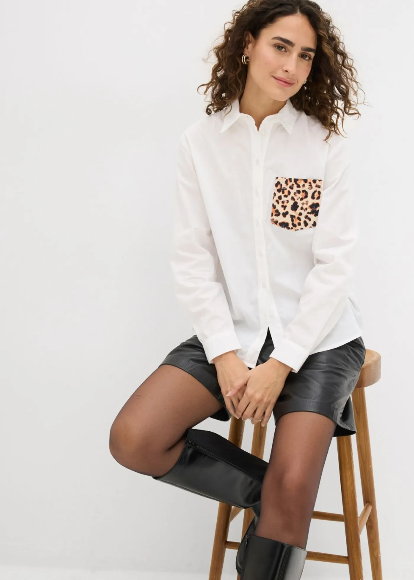 bonprix bonprix Camisa oversize con bolsillo en contraste estampado leo blanco New