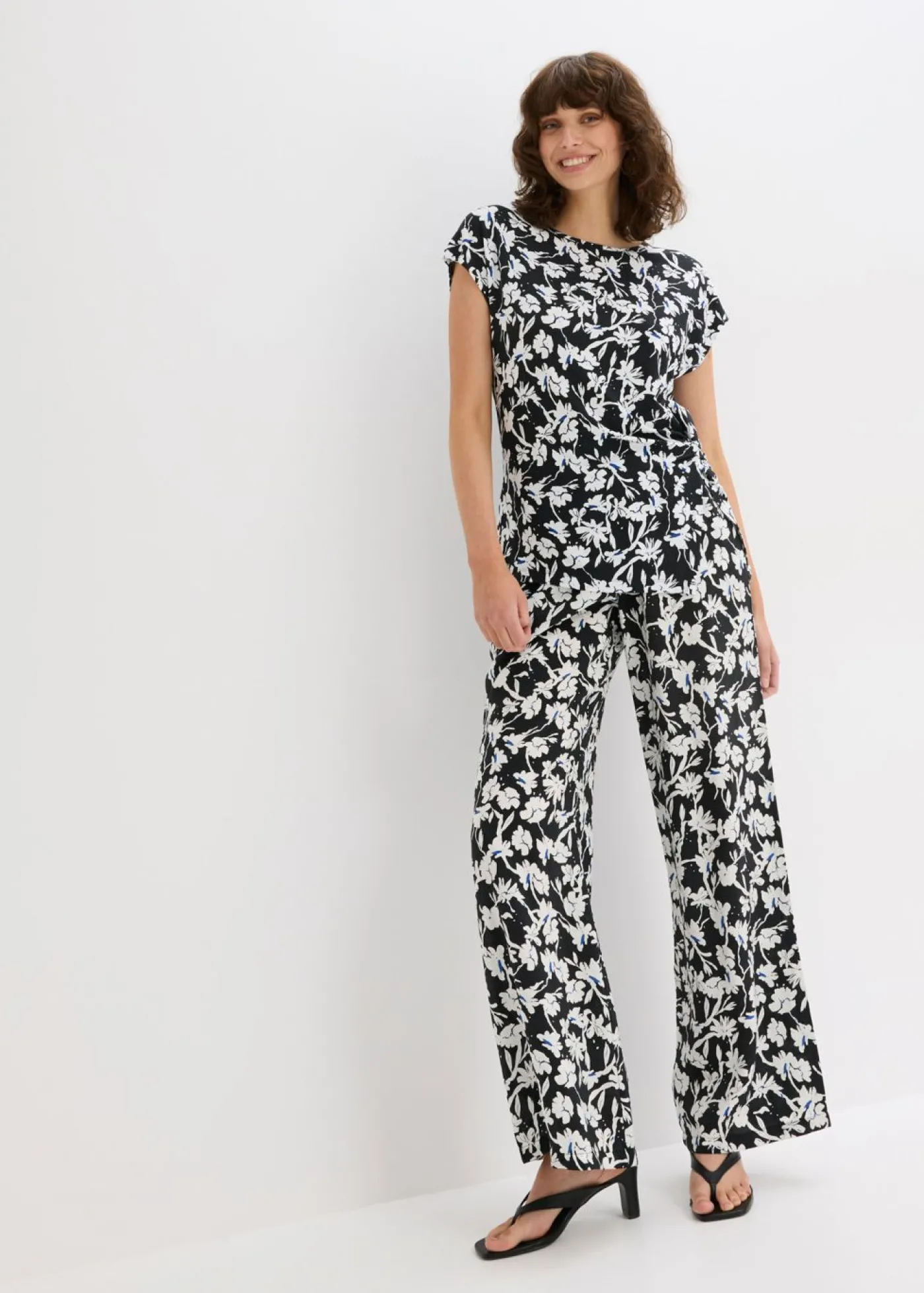 bonprix bonprix Camiseta con detalle de nudo Negro-blanco de flores