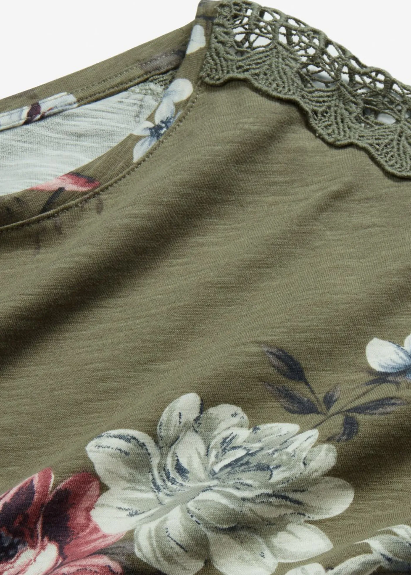 bonprix bonprix Camiseta con encaje estampada Verde oliva de flores