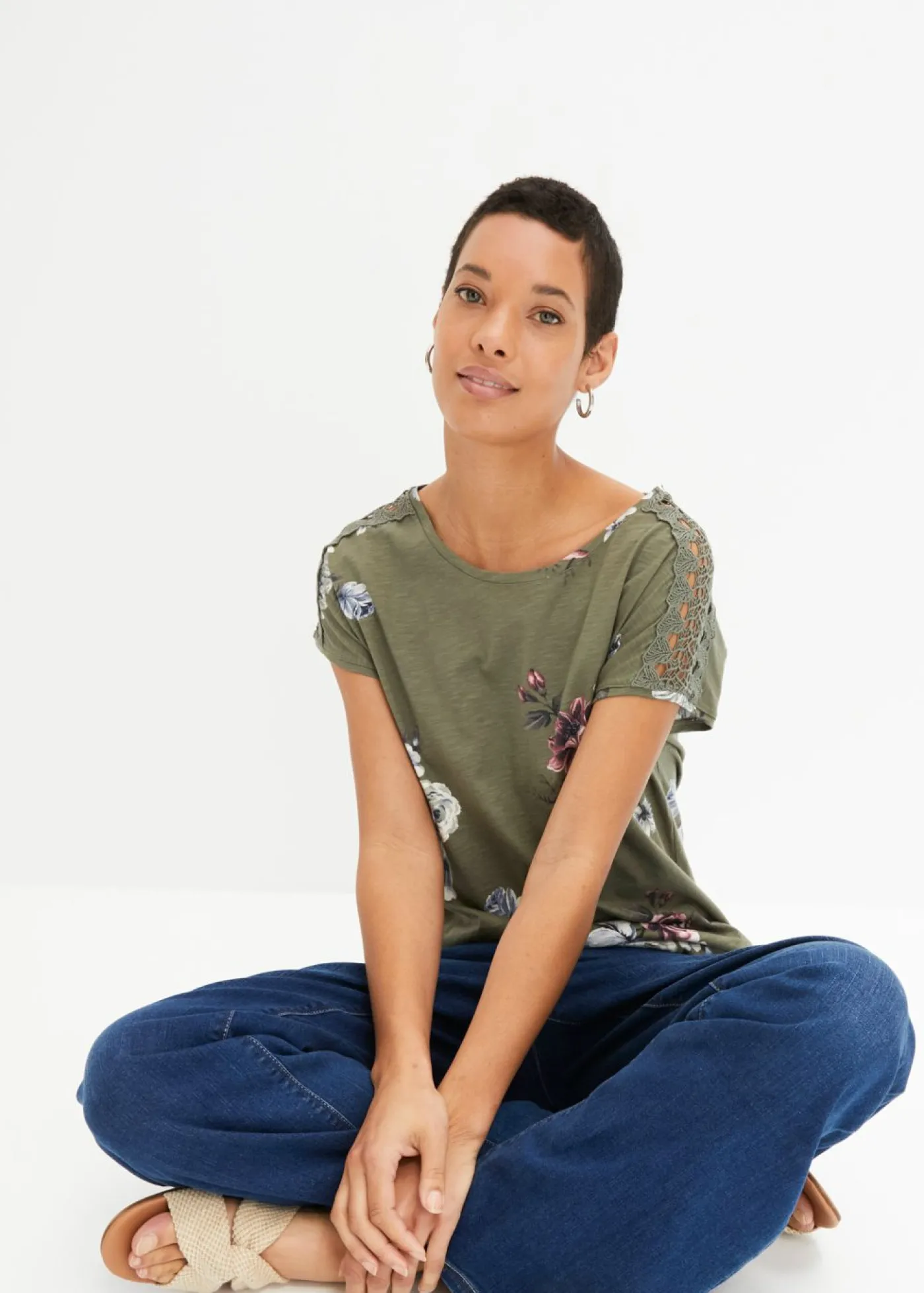 bonprix bonprix Camiseta con encaje estampada Verde oliva de flores
