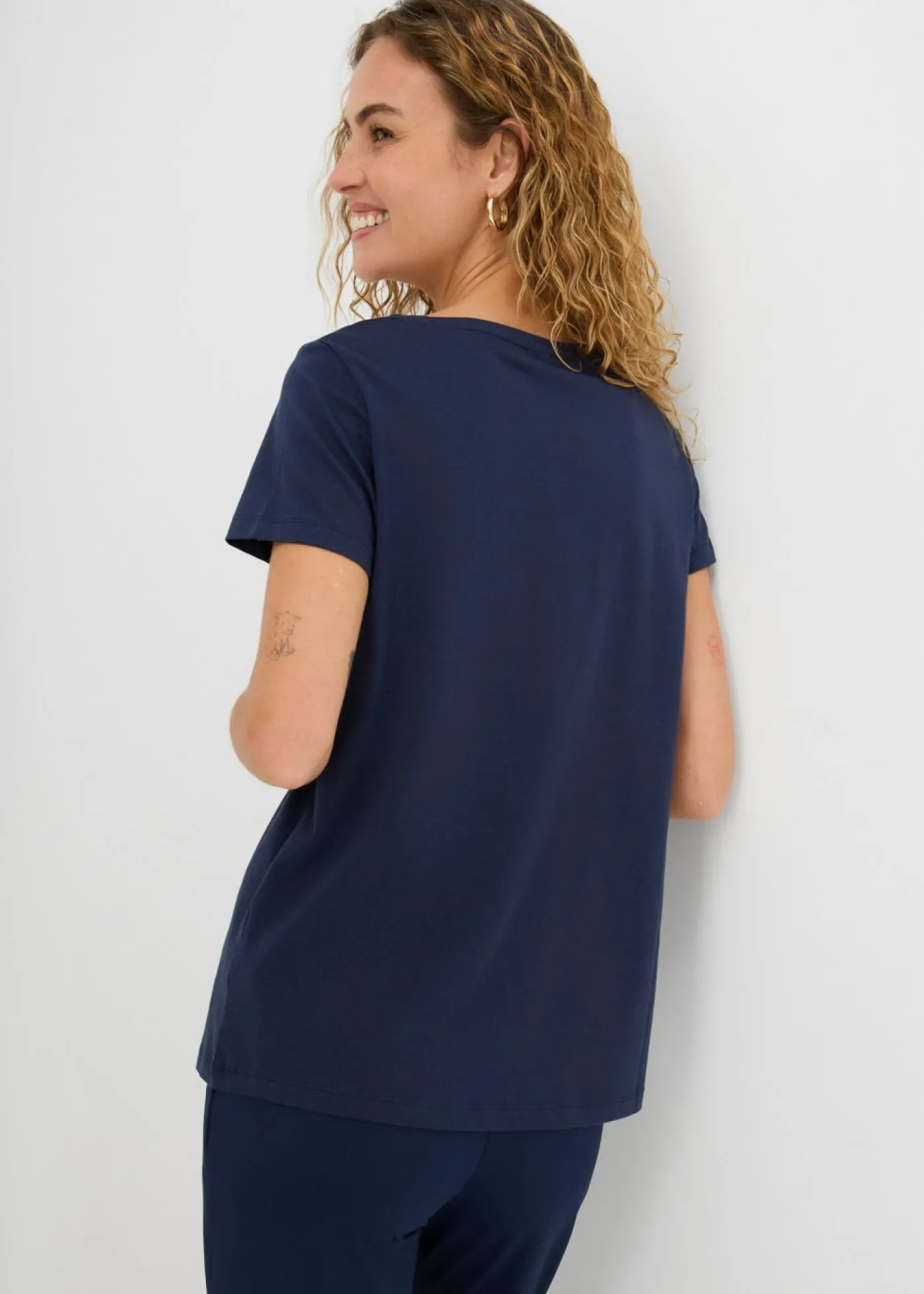 bonprix bonprix Camiseta con estampado de corazón de algodón orgánico Azul marino estampado