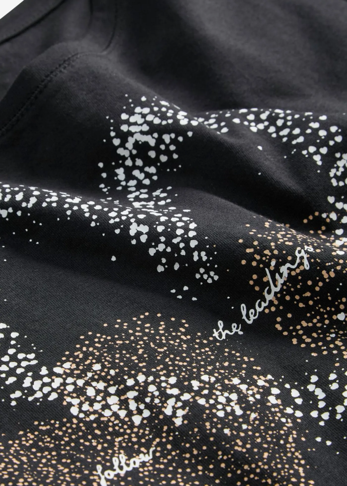 bonprix bonprix Camiseta con estampado de corazón de algodón orgánico Negro estampado Outlet