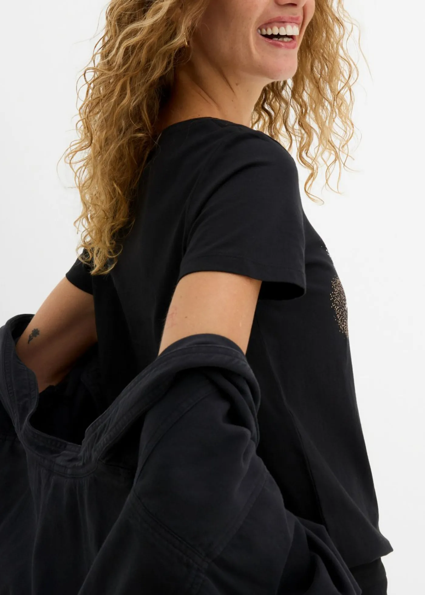 bonprix bonprix Camiseta con estampado de corazón de algodón orgánico Negro estampado Outlet