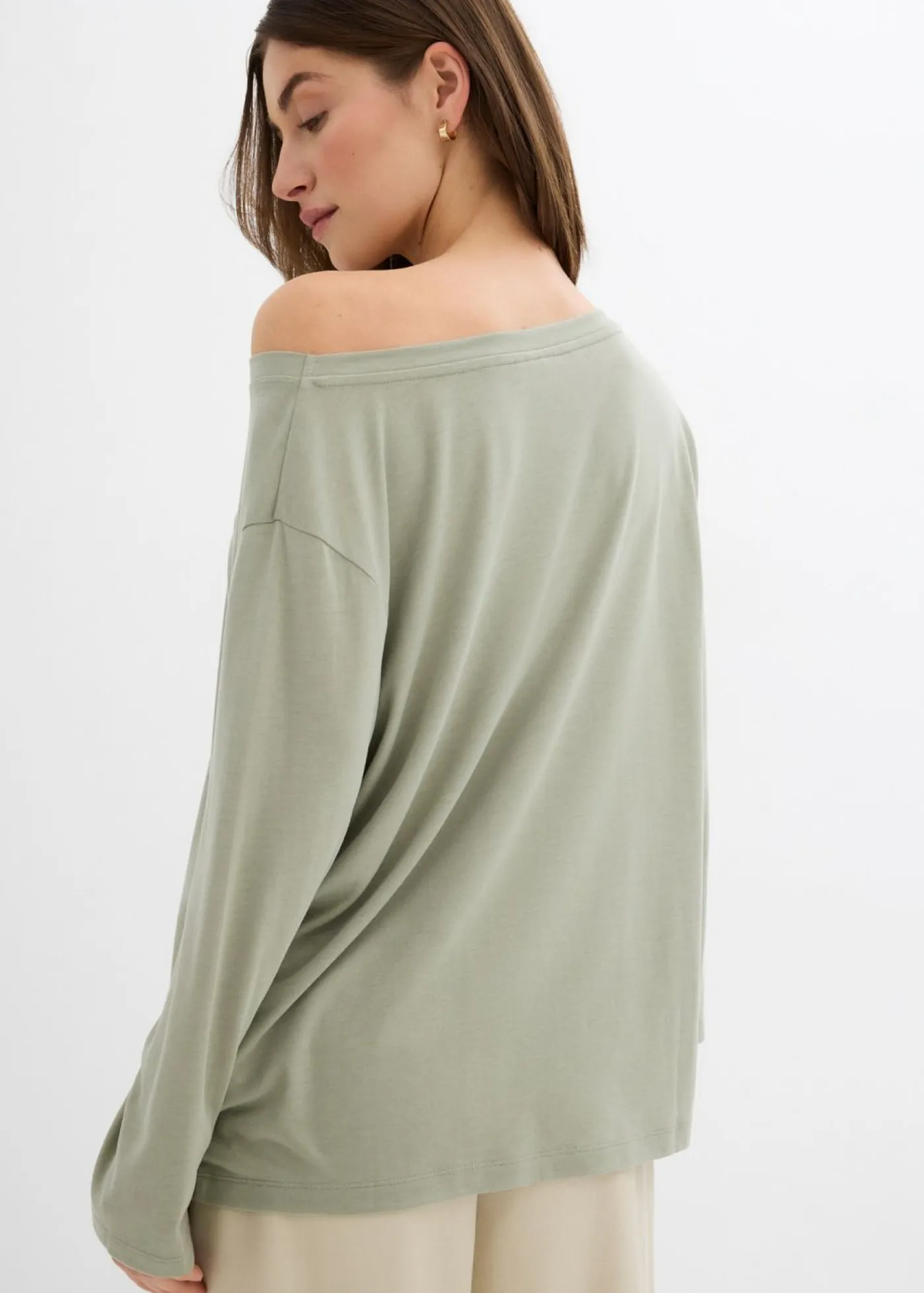 bonprix bonprix Camiseta con hombros descubiertos de suave mezcla de modal Verde alga Discount