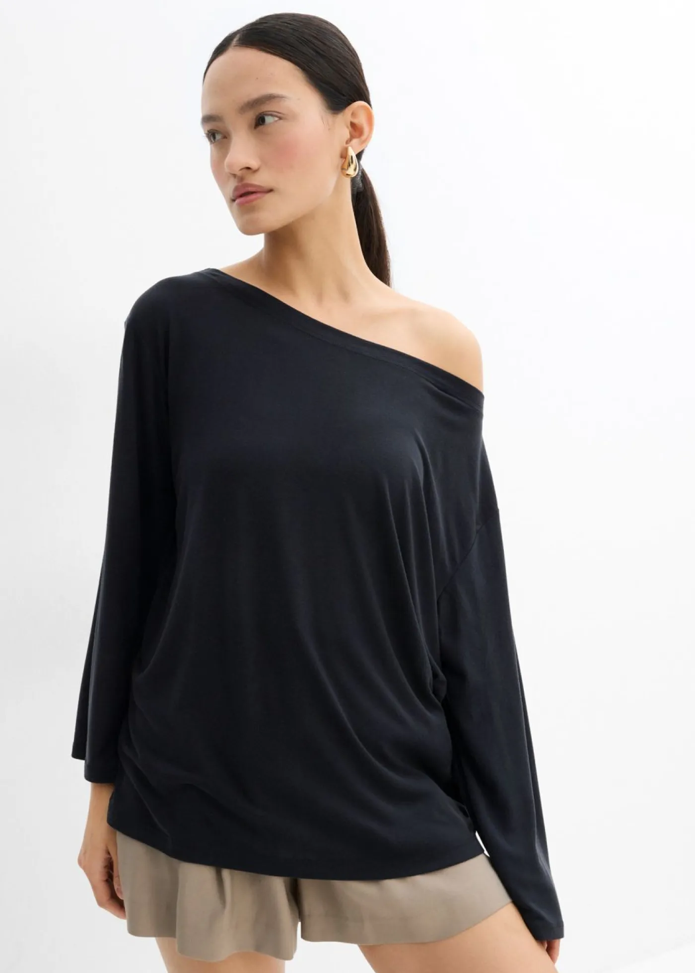 bonprix bonprix Camiseta con hombros descubiertos de suave mezcla de modal Negro Clearance