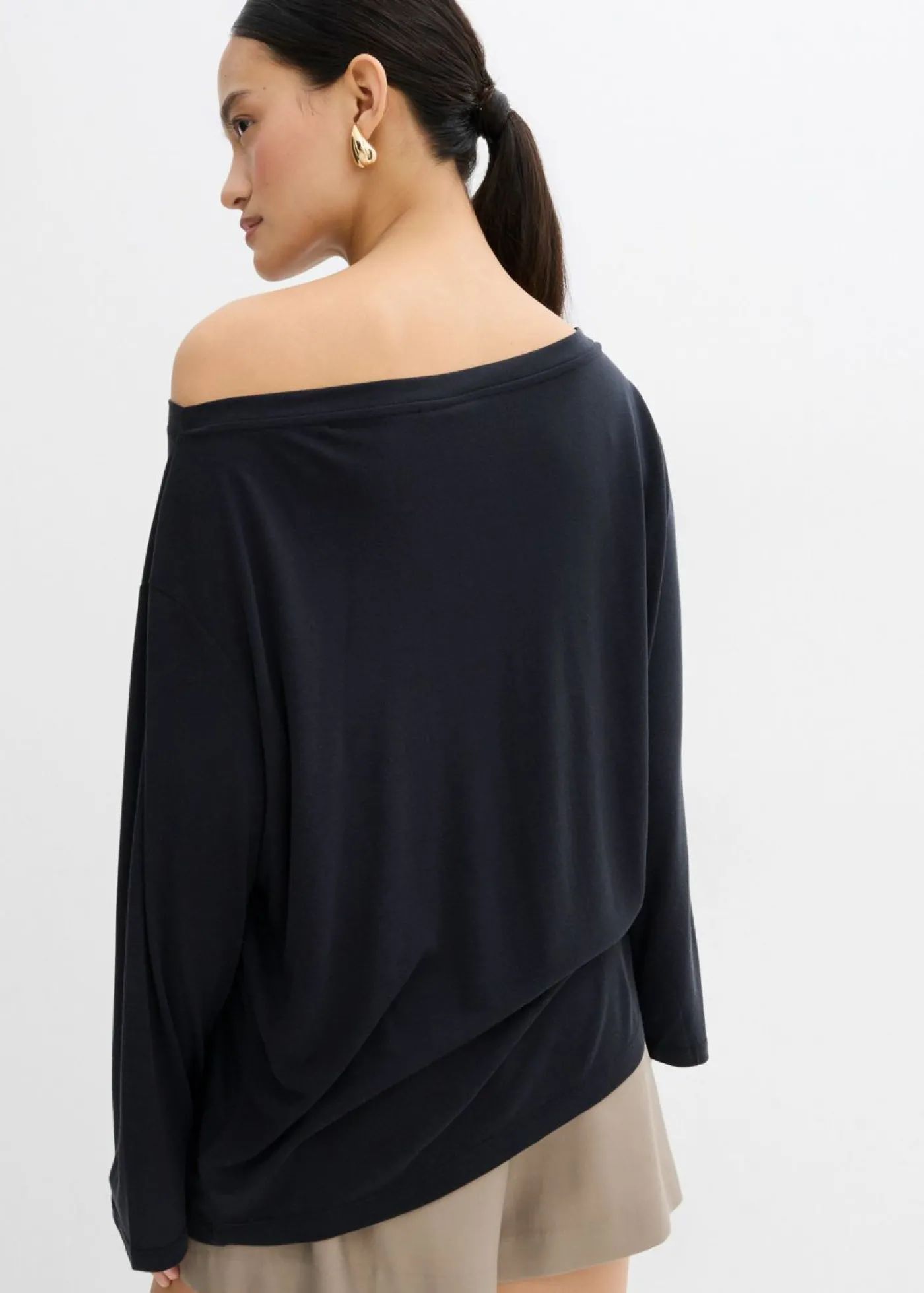 bonprix bonprix Camiseta con hombros descubiertos de suave mezcla de modal Negro Clearance