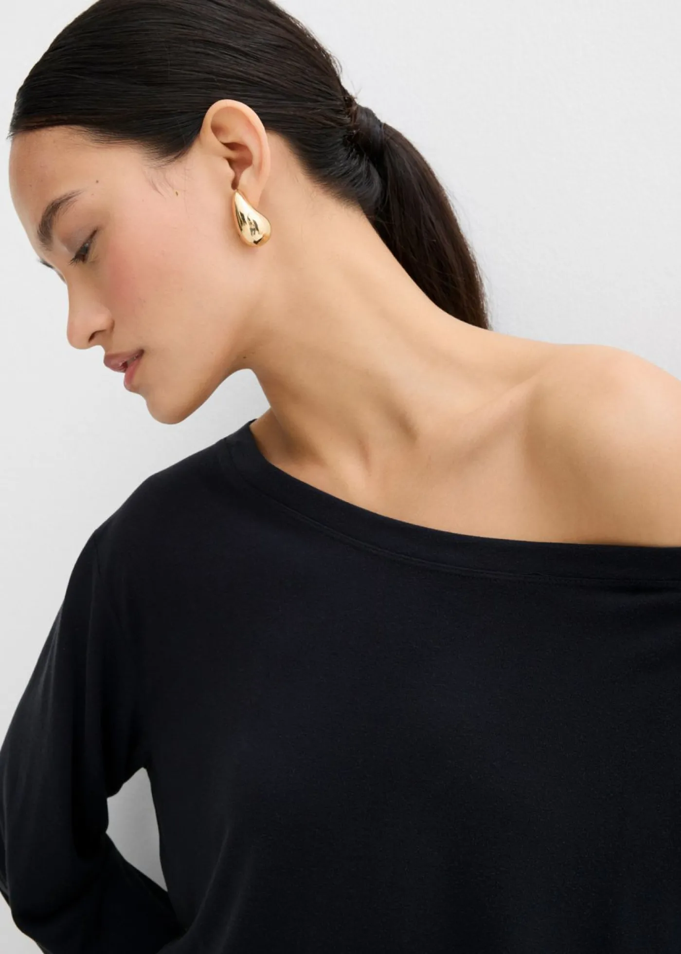bonprix bonprix Camiseta con hombros descubiertos de suave mezcla de modal Negro Clearance