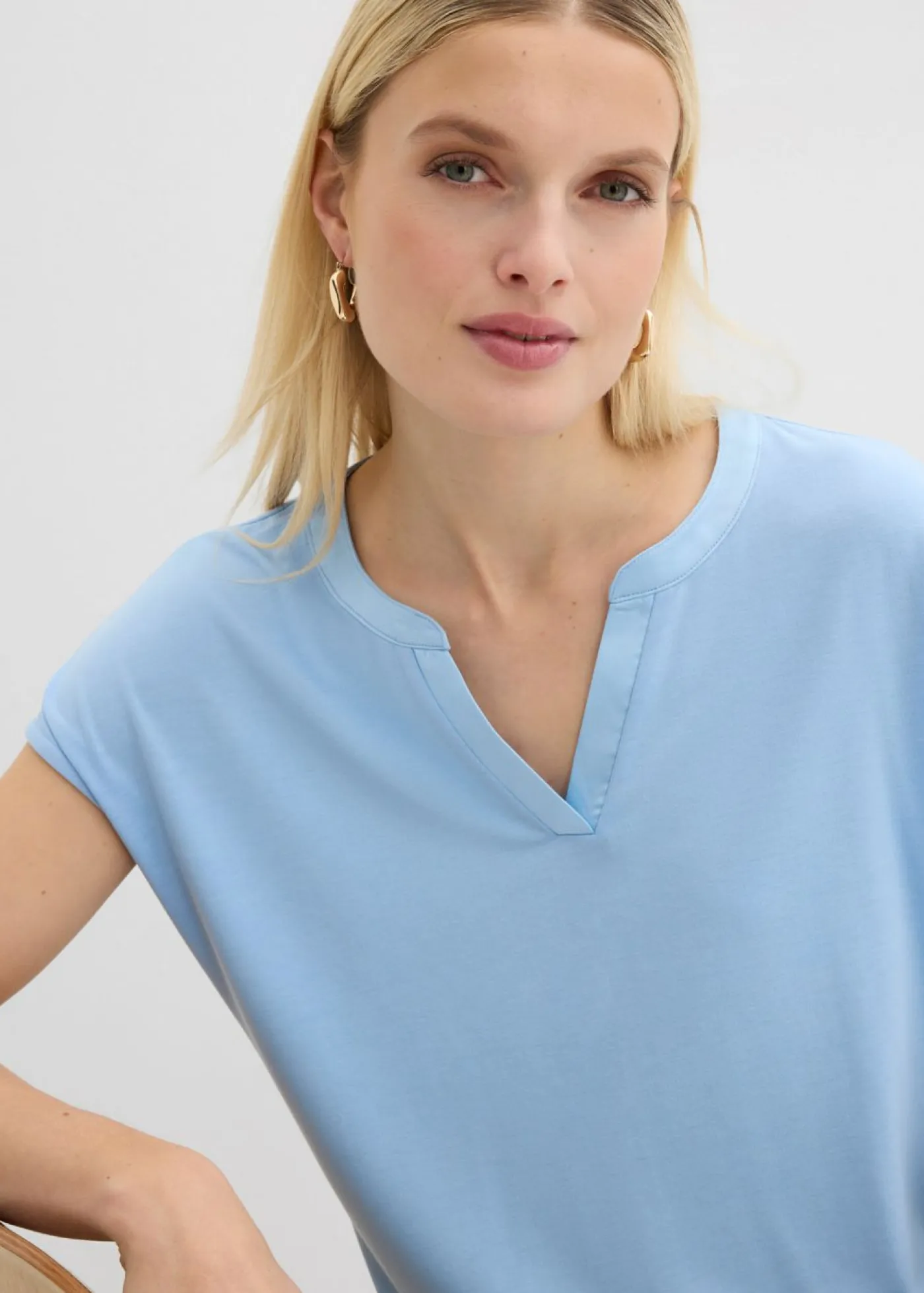 bonprix bonprix Camiseta con ribete de satén Azul claro New